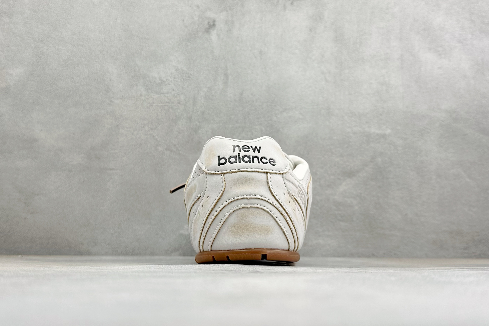 J版 Miu Miu x New Balance联名款运动鞋 New Balance 530 学院风 联名款只保留了旧版 J版 Miu Miu x New Balance联名款运动鞋 New Balance 530 学院风 联名款只保留了旧版