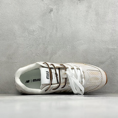 J版 Miu Miu x New Balance联名款运动鞋 New Balance 530 学院风 联名款只保留了旧版 J版 Miu Miu x New Balance联名款运动鞋 New Balance 530 学院风 联名款只保留了旧版