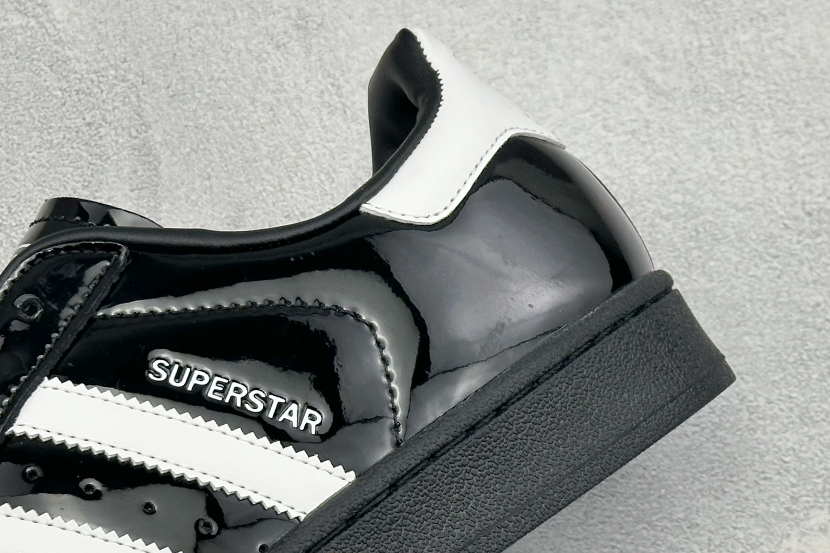 D版AD Originals Superstar 贝壳头板鞋 采用全新头层拼接皮革材质 后跟采用特色3D立体印字 渠道正