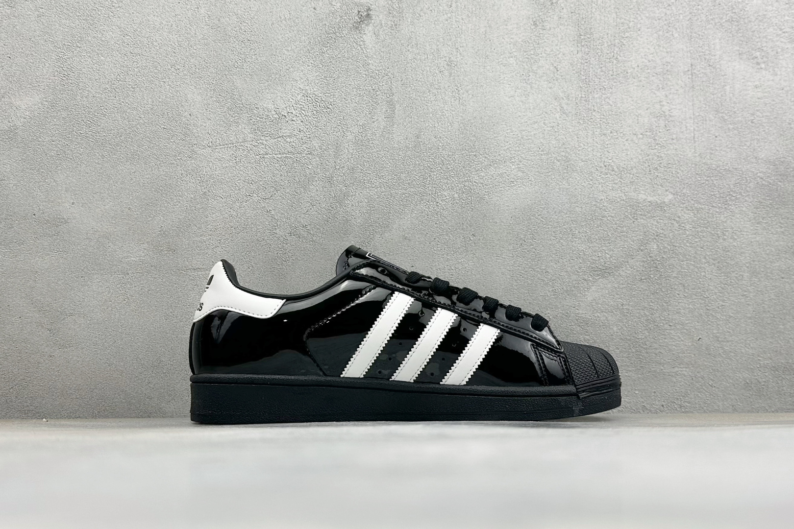 D版AD Originals Superstar 贝壳头板鞋 采用全新头层拼接皮革材质 后跟采用特色3D立体印字 渠道正