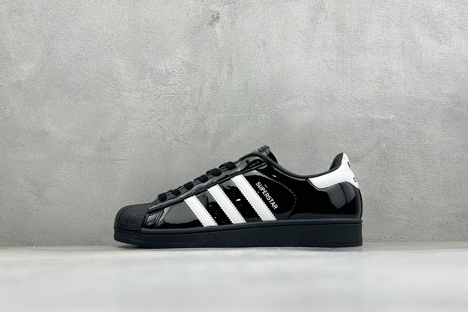 D版AD Originals Superstar 贝壳头板鞋 采用全新头层拼接皮革材质 后跟采用特色3D立体印字 渠道正
