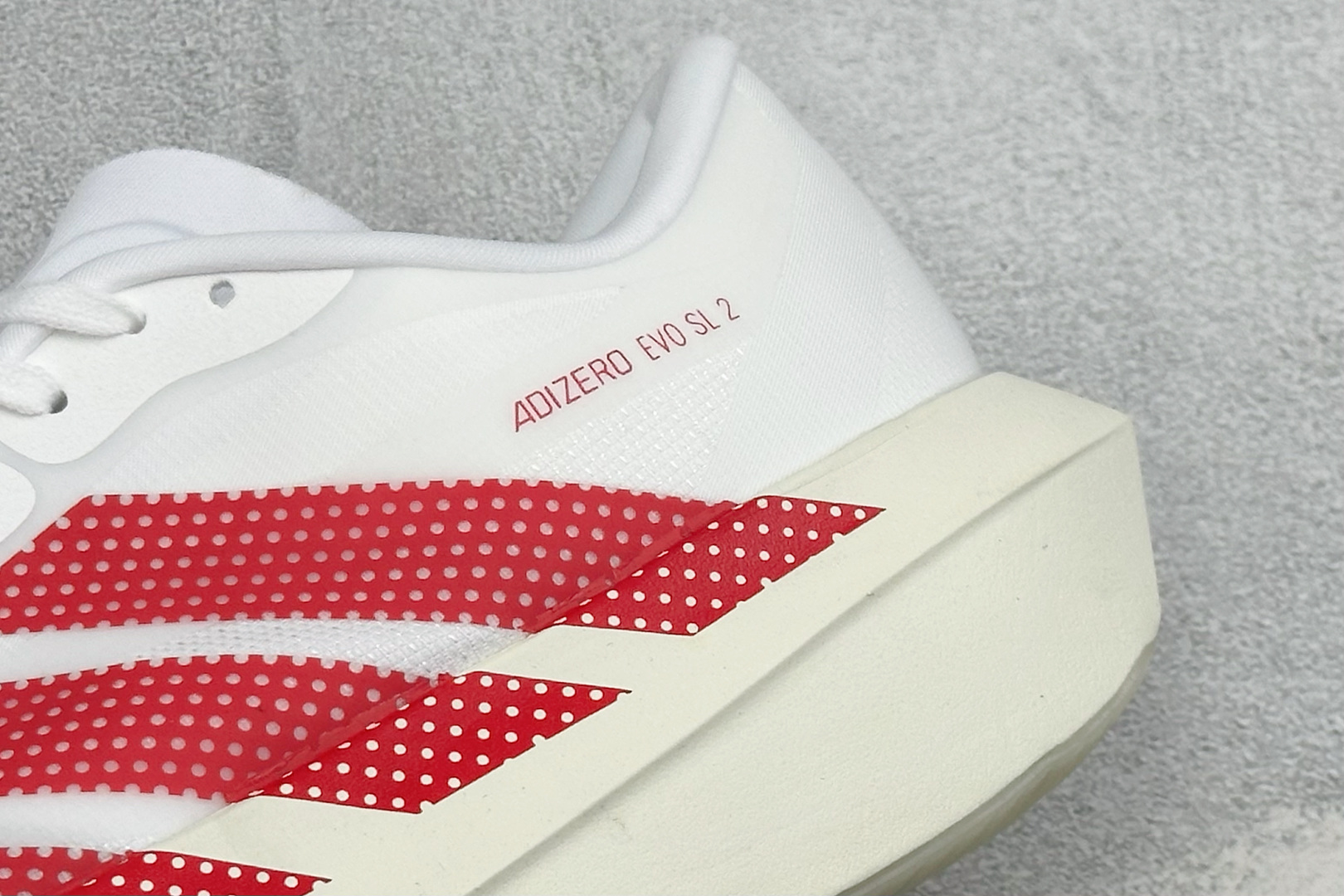TY版AD ADIZERO EVO SL 2 阿迪超轻透气缓震跑鞋 以令人难以置信的138克重量,刷新了跑鞋轻量化的记录 TY版AD ADIZERO EVO SL 2 阿迪超轻透气缓震跑鞋 以令人难以置信的138克重量,刷新了跑鞋轻量化的记录