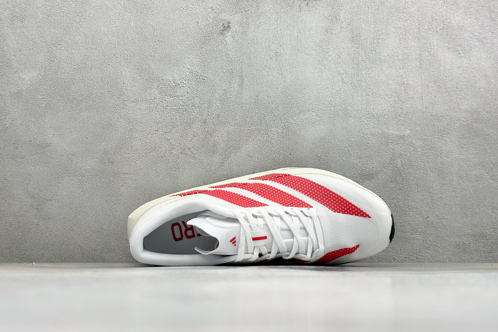 TY版AD ADIZERO EVO SL 2 阿迪超轻透气缓震跑鞋 以令人难以置信的138克重量,刷新了跑鞋轻量化的记录 TY版AD ADIZERO EVO SL 2 阿迪超轻透气缓震跑鞋 以令人难以置信的138克重量,刷新了跑鞋轻量化的记录