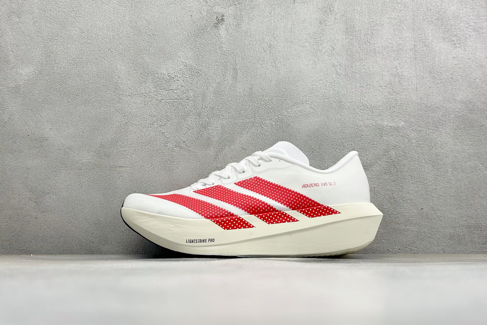 TY版AD ADIZERO EVO SL 2 阿迪超轻透气缓震跑鞋 以令人难以置信的138克重量，刷新了跑鞋轻量化的记录