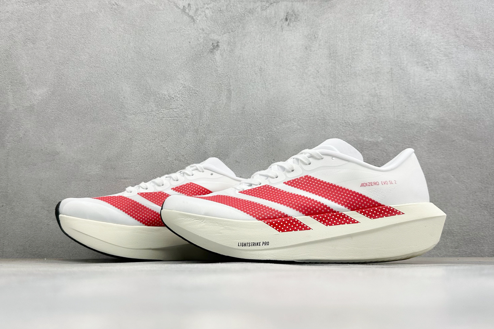 TY版AD ADIZERO EVO SL 2 阿迪超轻透气缓震跑鞋 以令人难以置信的138克重量,刷新了跑鞋轻量化的记录 TY版AD ADIZERO EVO SL 2 阿迪超轻透气缓震跑鞋 以令人难以置信的138克重量,刷新了跑鞋轻量化的记录