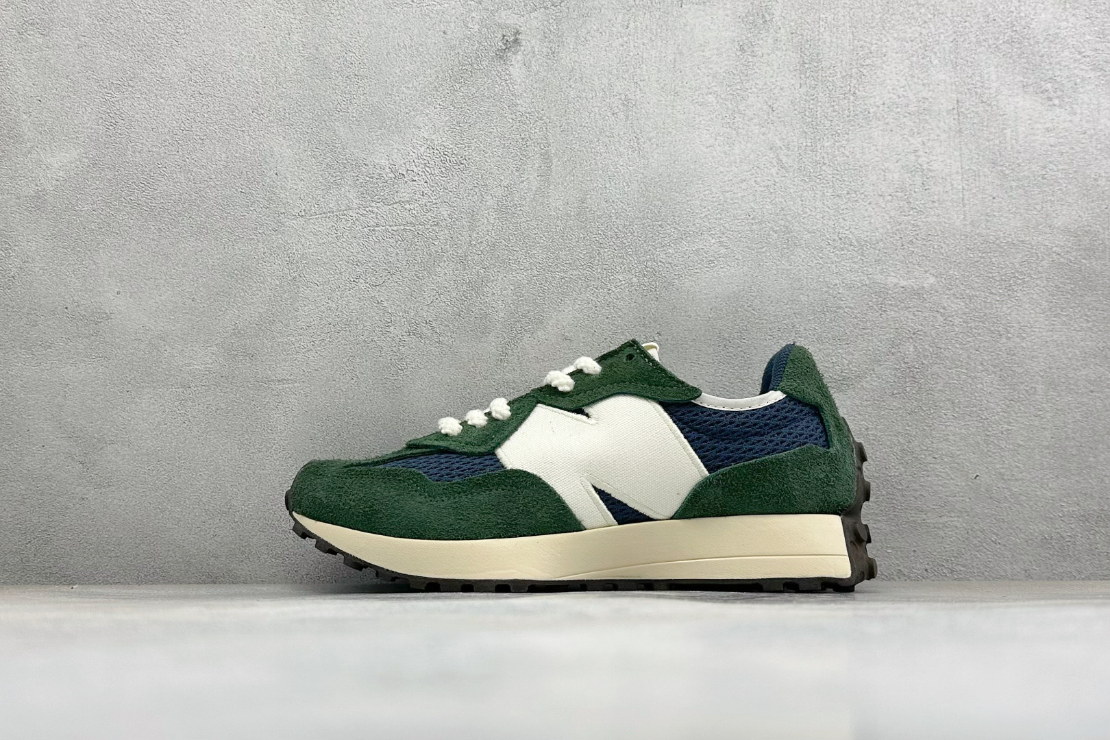 TG福利 New Balance MS327 复古休闲运动慢跑鞋 以更纯粹的复古风格设计打造的全新造型 侧身还以解构设计