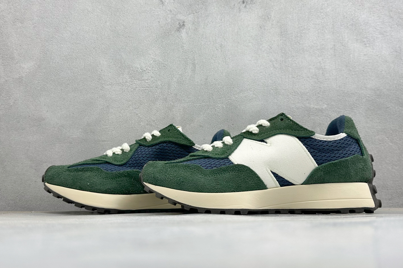 TG福利 New Balance MS327 复古休闲运动慢跑鞋 以更纯粹的复古风格设计打造的全新造型 侧身还以解构设计 TG福利 New Balance MS327 复古休闲运动慢跑鞋 以更纯粹的复古风格设计打造的全新造型 侧身还以解构设计