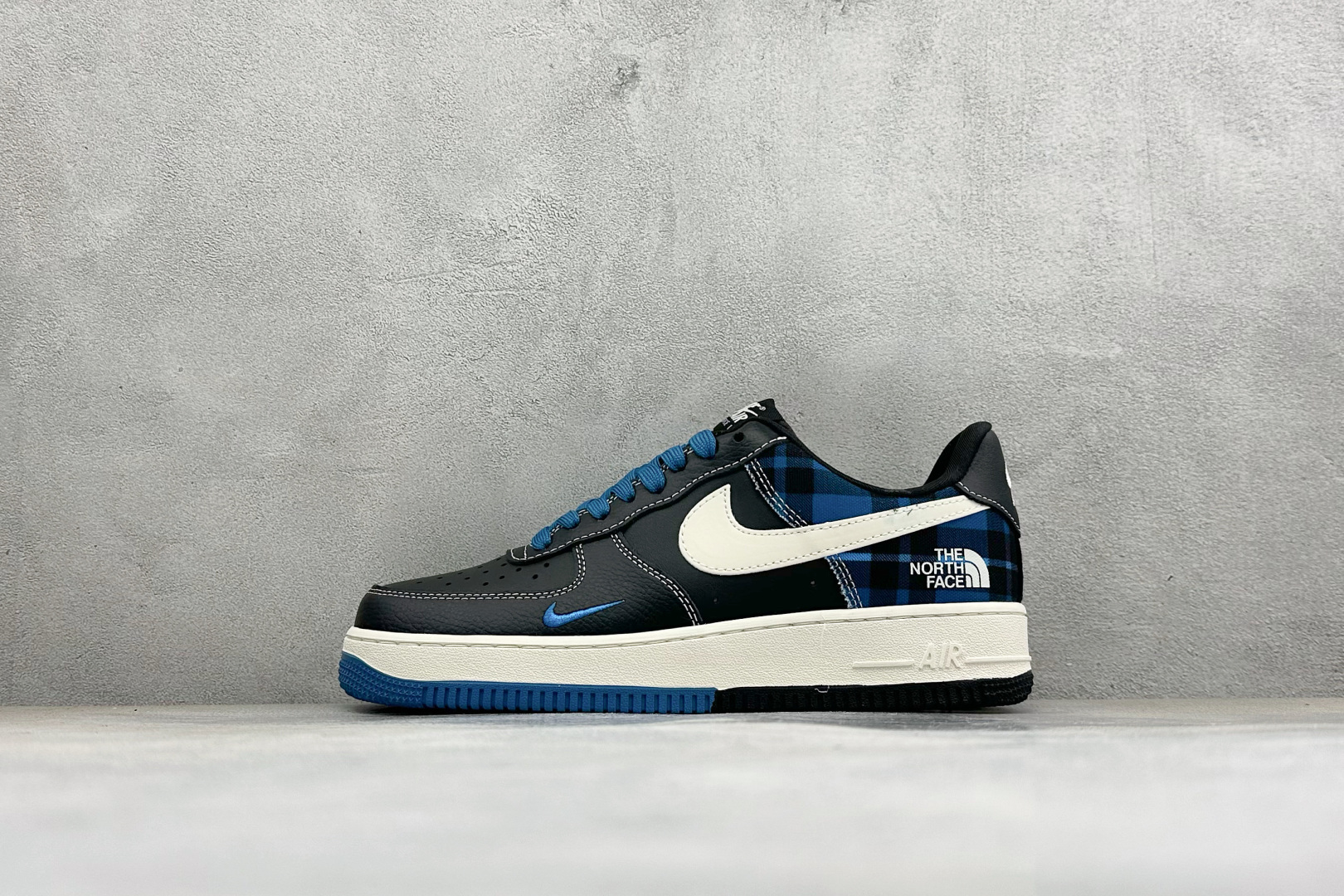 潮感拉满格调出圈 AIR FORCE 1，这款空军一号北面联名板鞋实力吸睛，黑蓝格纹拼接皮革质感高级，双Swoosh标识