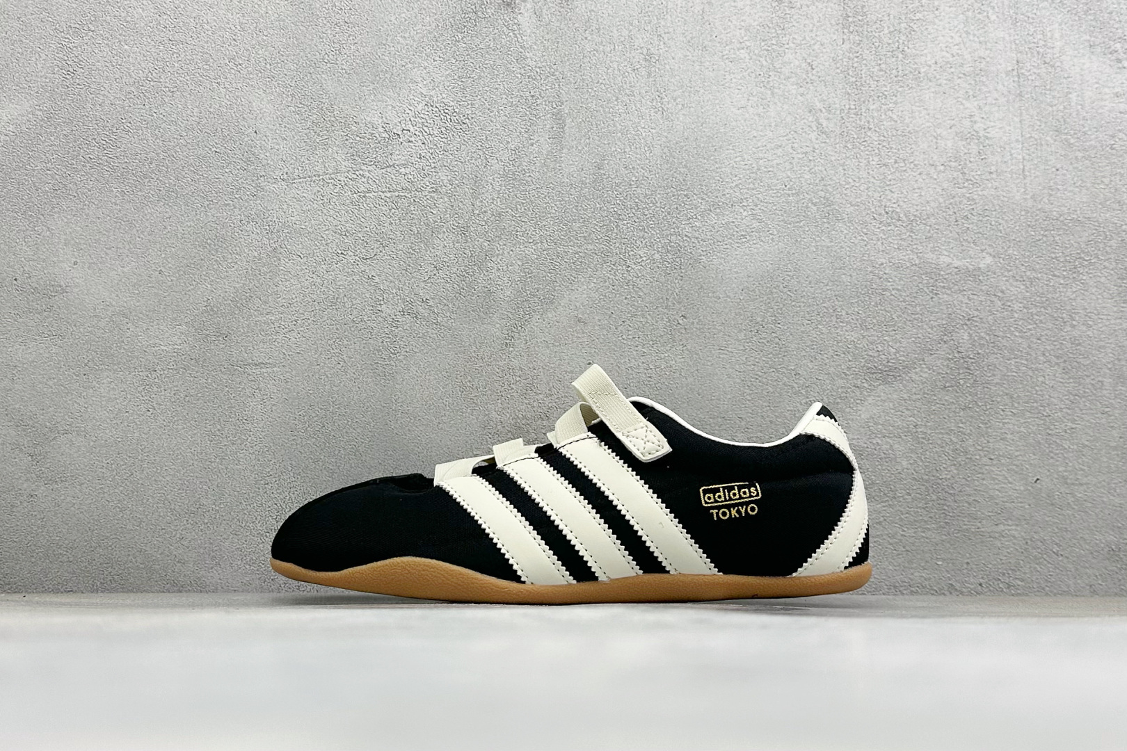 Adidas Tokyo W 阿迪达斯 舒适百搭经典休闲运动鞋 鞋面设计舒适贴合脚面 同时采用柔软材质 穿着轻便舒适 侧