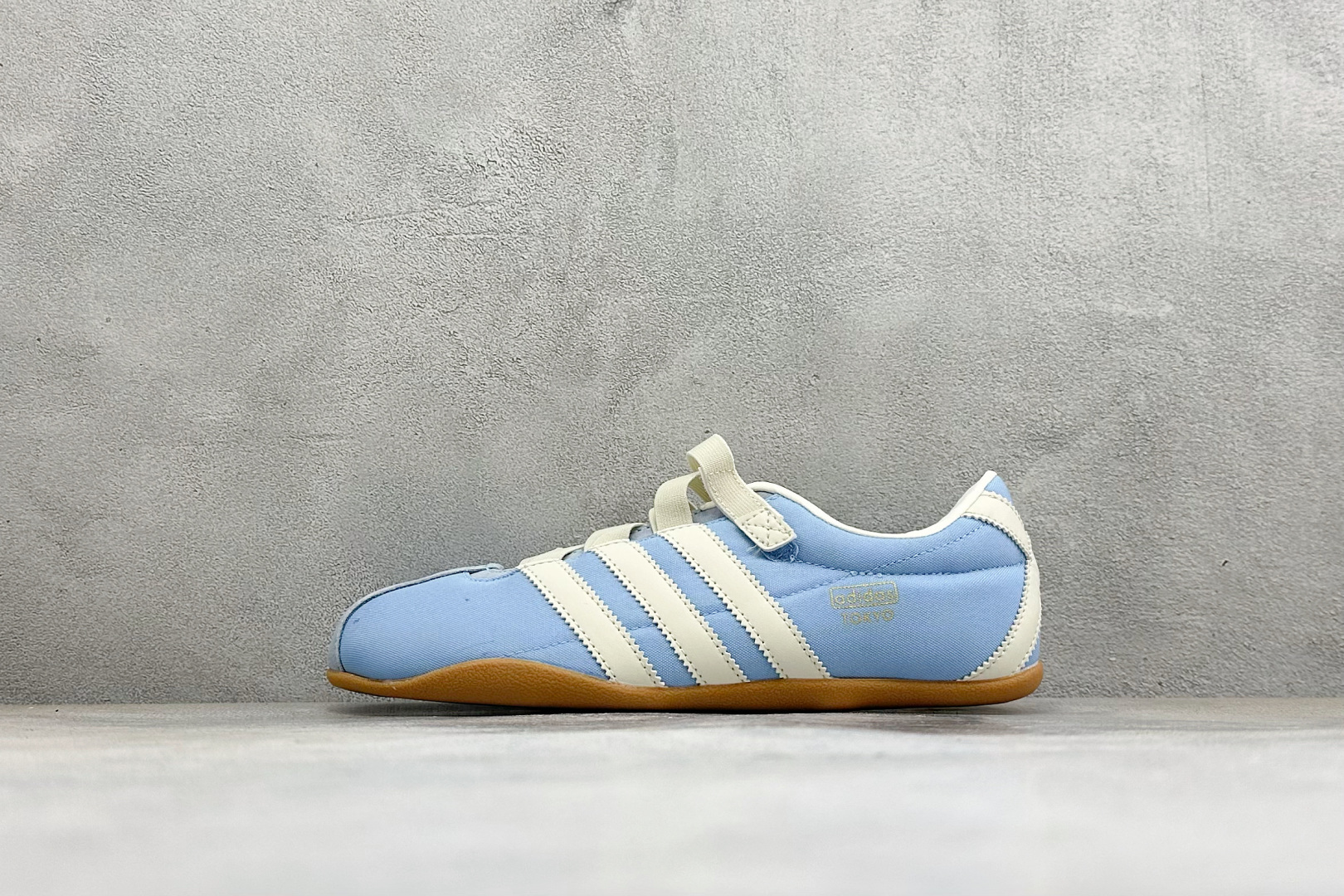 Adidas Tokyo W 阿迪达斯 舒适百搭经典休闲运动鞋 鞋面设计舒适贴合脚面 同时采用柔软材质 穿着轻便舒适 侧
