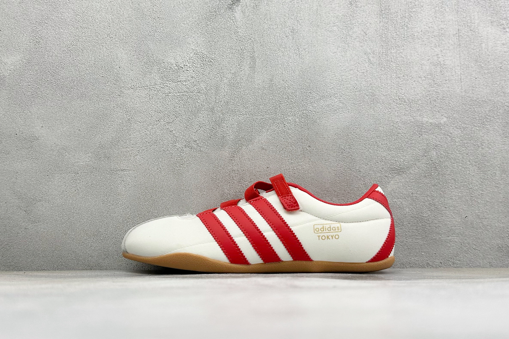 Adidas Tokyo W 阿迪达斯 舒适百搭经典休闲运动鞋 鞋面设计舒适贴合脚面 同时采用柔软材质 穿着轻便舒适 侧