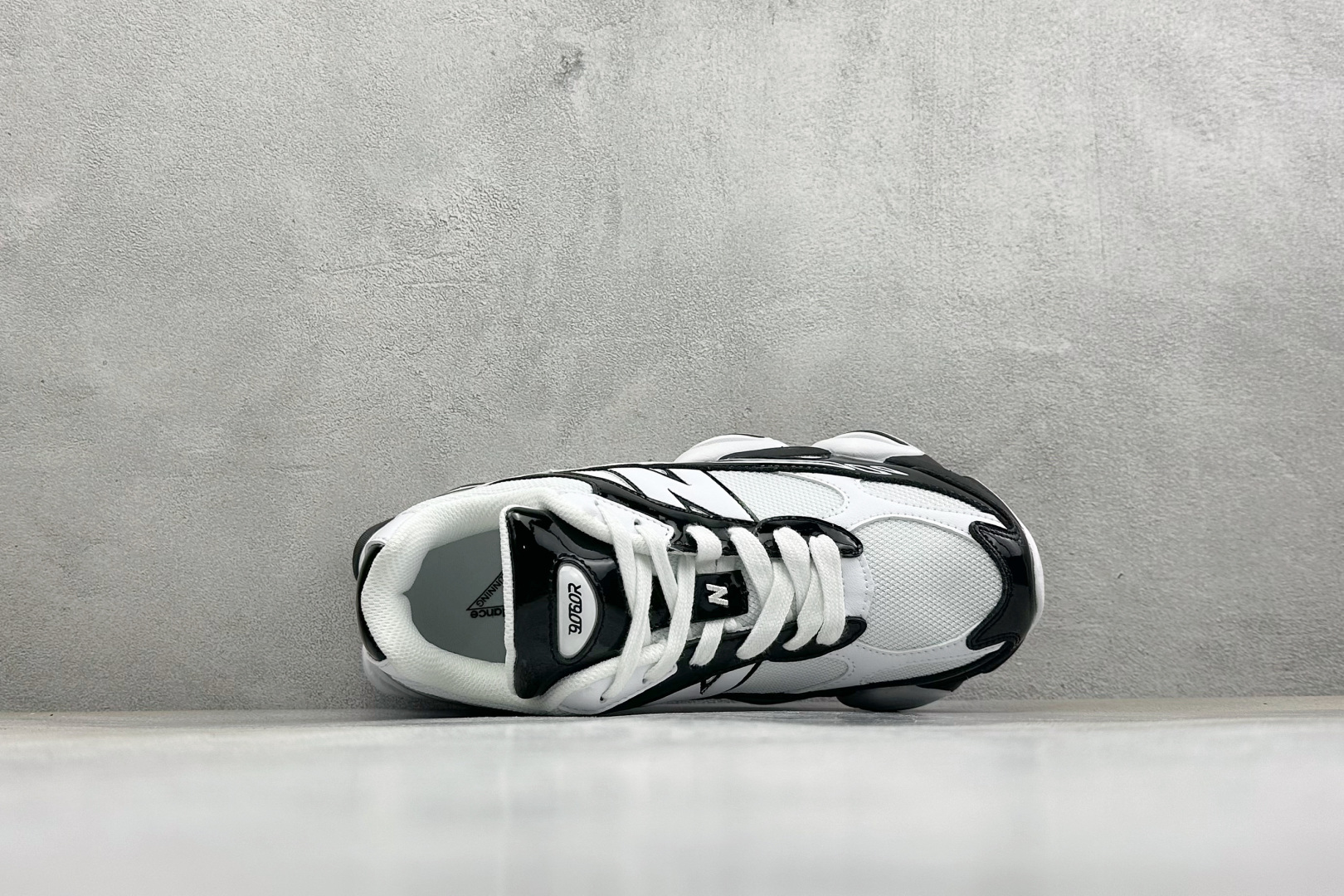 BF版New Balance 9060系列 新百伦 复古休闲运动慢跑鞋 鞋面大身由空间双格及磨砂鞋面拼接而生 采用大面积 BF版New Balance 9060系列 新百伦 复古休闲运动慢跑鞋 鞋面大身由空间双格及磨砂鞋面拼接而生 采用大面积