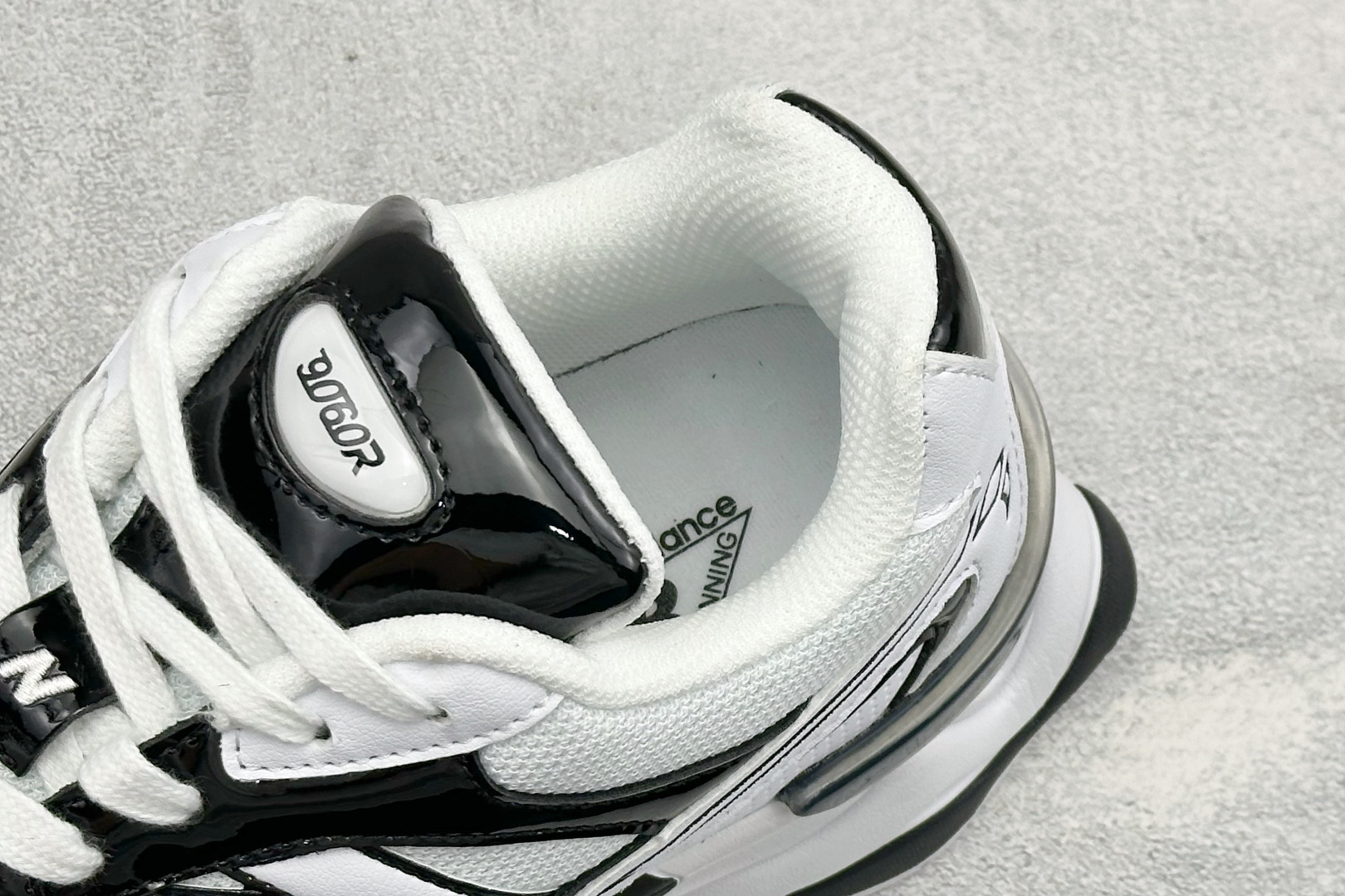 BF版New Balance 9060系列 新百伦 复古休闲运动慢跑鞋 鞋面大身由空间双格及磨砂鞋面拼接而生 采用大面积 BF版New Balance 9060系列 新百伦 复古休闲运动慢跑鞋 鞋面大身由空间双格及磨砂鞋面拼接而生 采用大面积