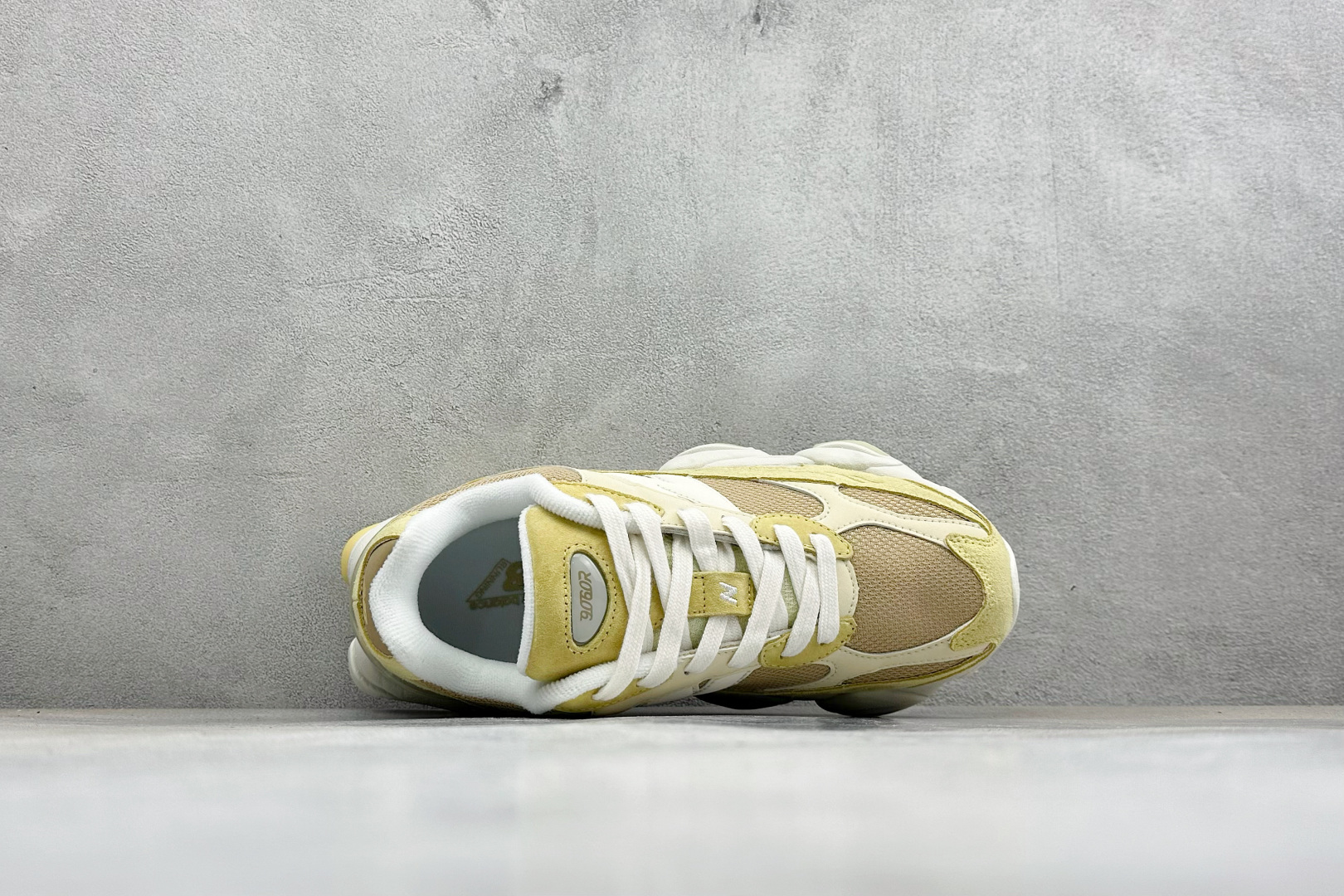BF版New Balance 9060系列 新百伦 复古休闲运动慢跑鞋 鞋面大身由空间双格及磨砂鞋面拼接而生 采用大面积