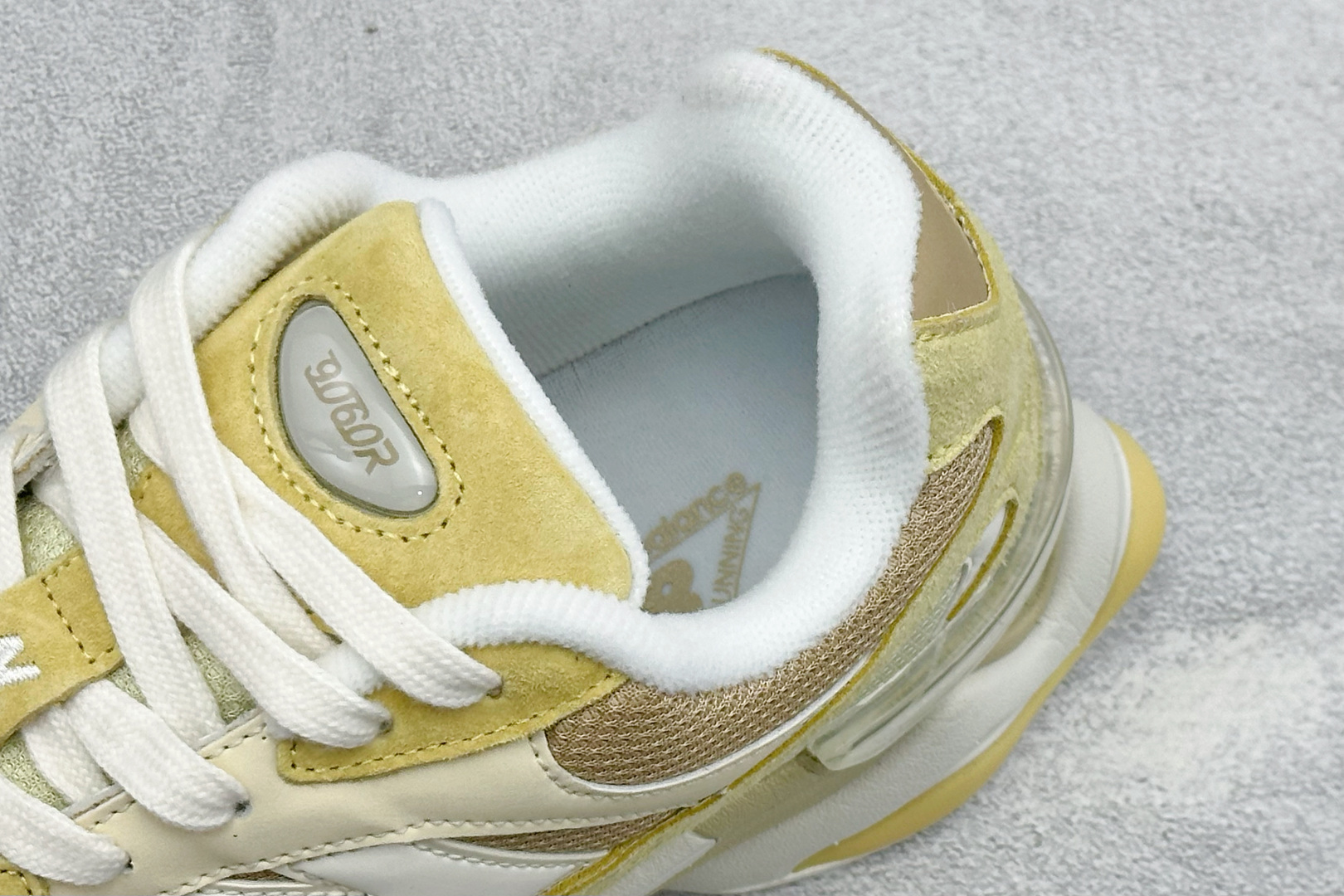 BF版New Balance 9060系列 新百伦 复古休闲运动慢跑鞋 鞋面大身由空间双格及磨砂鞋面拼接而生 采用大面积