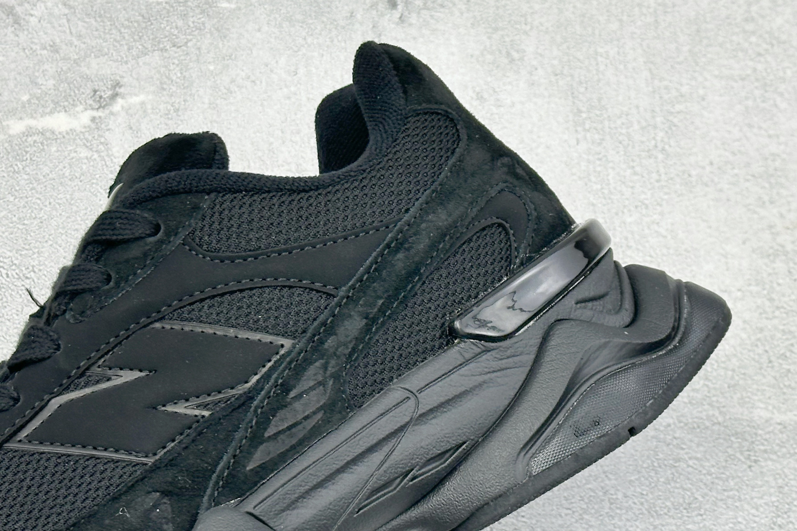BF版New Balance 9060系列 新百伦 复古休闲运动慢跑鞋 鞋面大身由空间双格及磨砂鞋面拼接而生 采用大面积