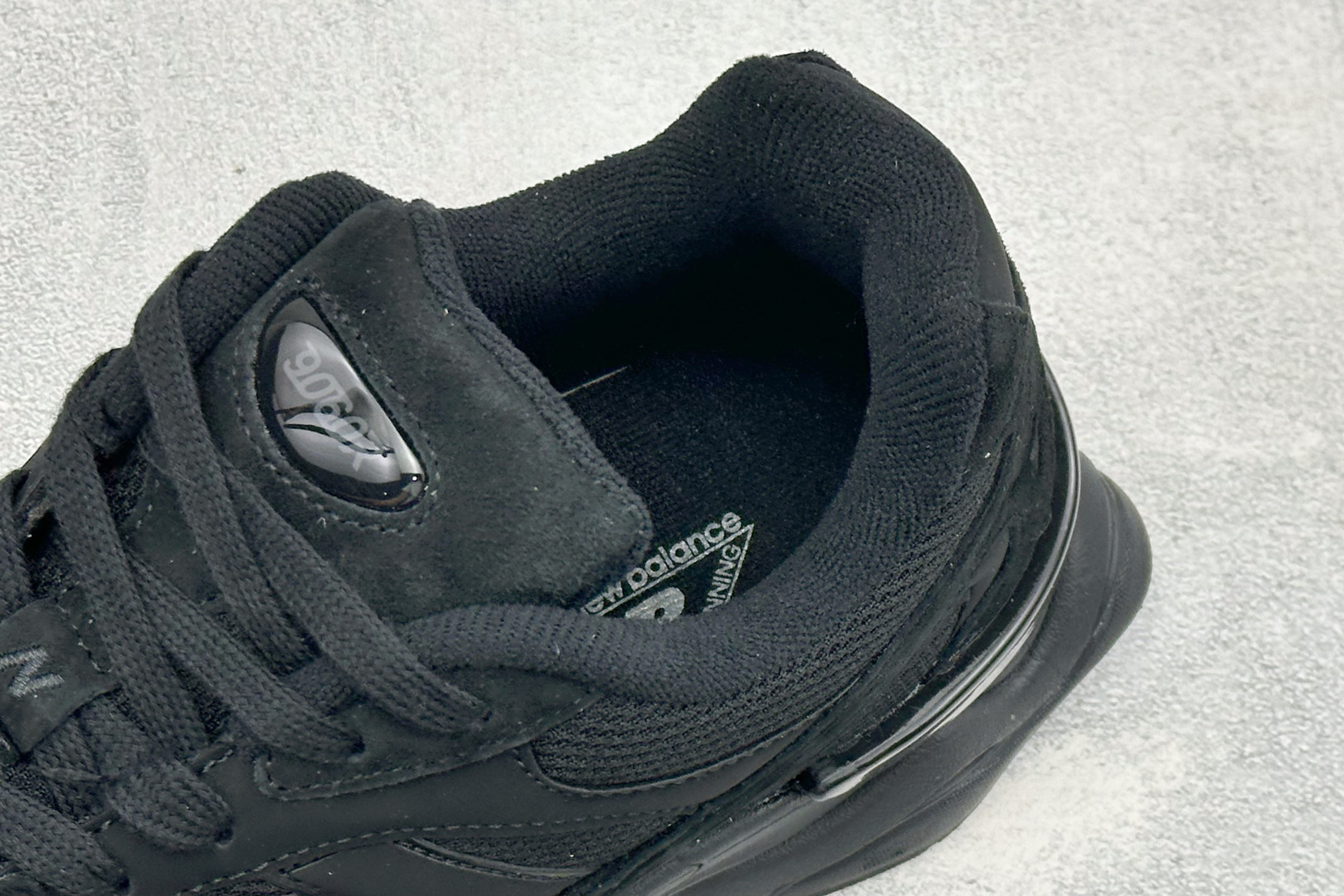BF版New Balance 9060系列 新百伦 复古休闲运动慢跑鞋 鞋面大身由空间双格及磨砂鞋面拼接而生 采用大面积