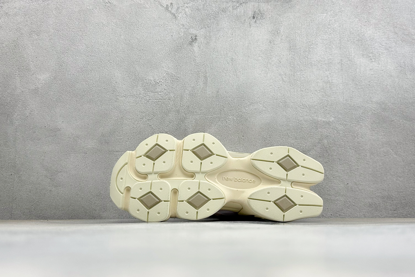 BF版New Balance 9060系列 新百伦 复古休闲运动慢跑鞋 鞋面大身由空间双格及磨砂鞋面拼接而生 采用大面积