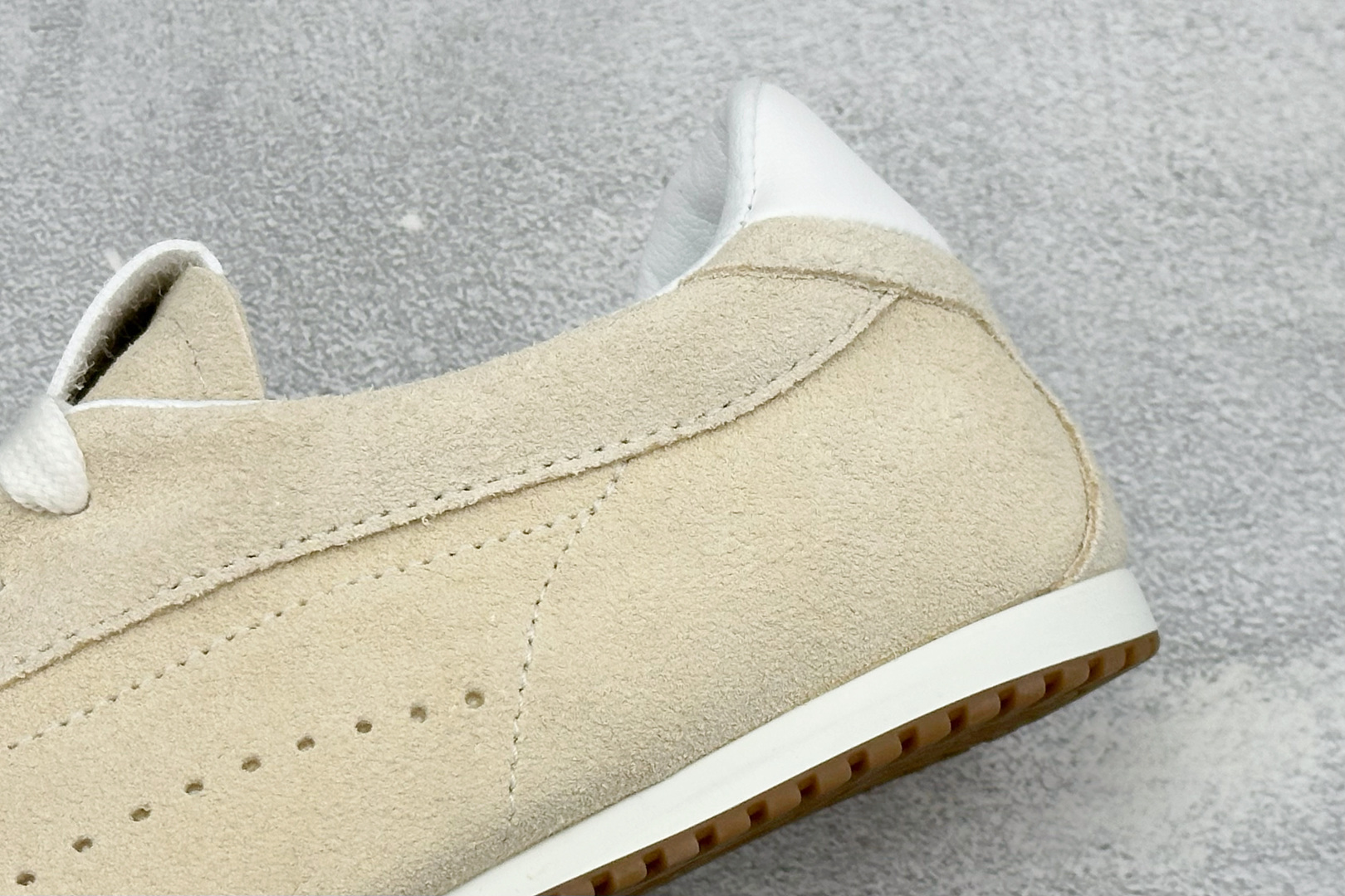 S2版Alo Yoga Sunset Sneaker 薄底徳训生活休闲鞋  #采用柔软翻毛皮鞋面+贴合脚型的记忆鞋垫，鞋