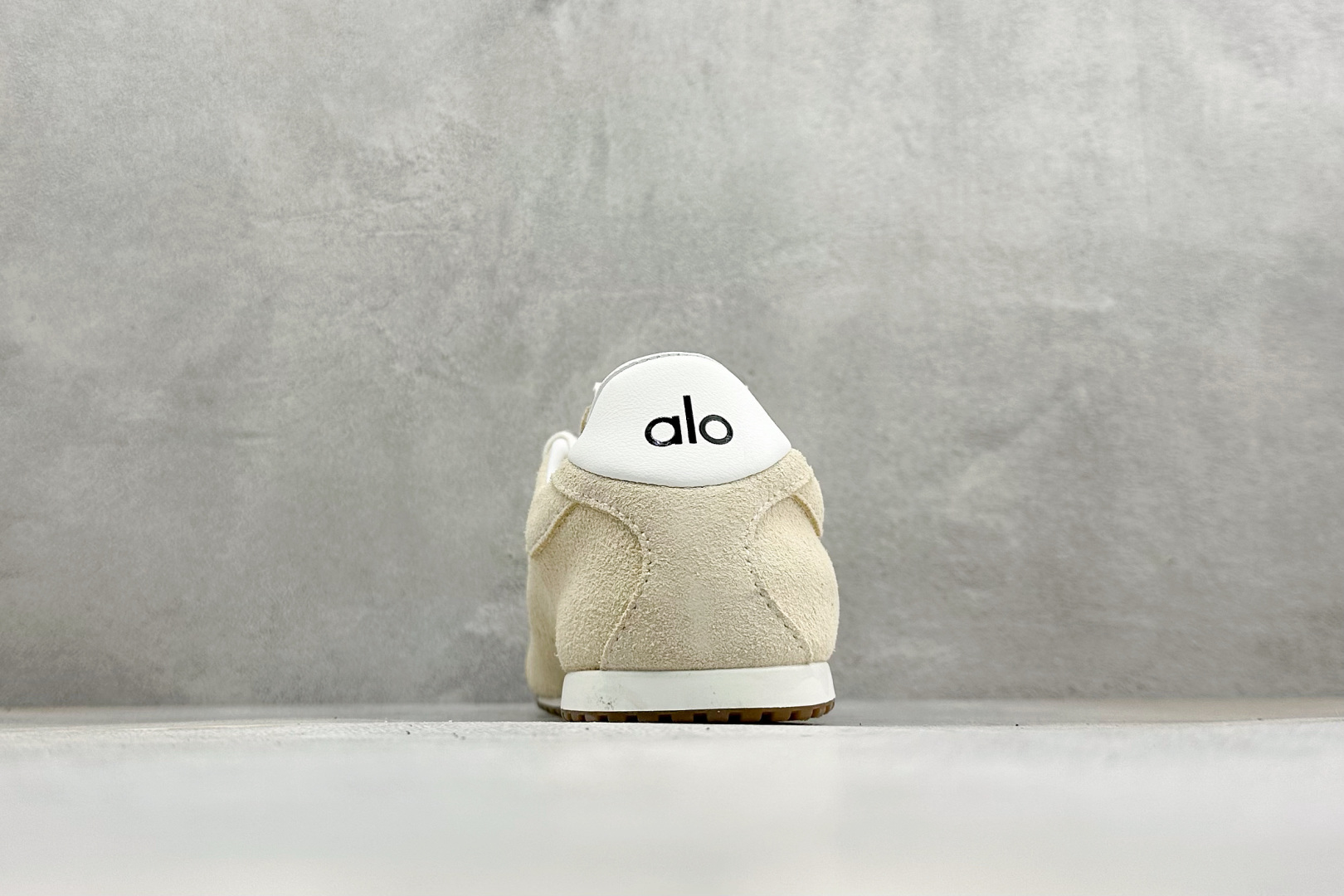 S2版Alo Yoga Sunset Sneaker 薄底徳训生活休闲鞋  #采用柔软翻毛皮鞋面+贴合脚型的记忆鞋垫，鞋