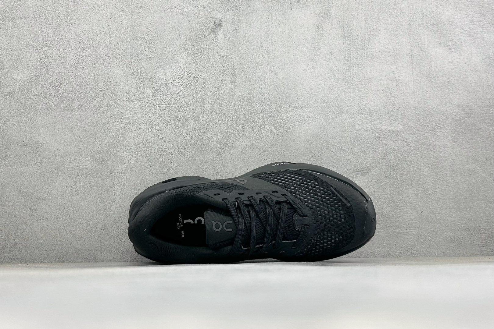 XW版CIoudrunner3 Max 昂跑 舒适轻便减震耐磨跑步鞋 采用了先进的缓震技术 能够有效减少跑步时对关节的冲