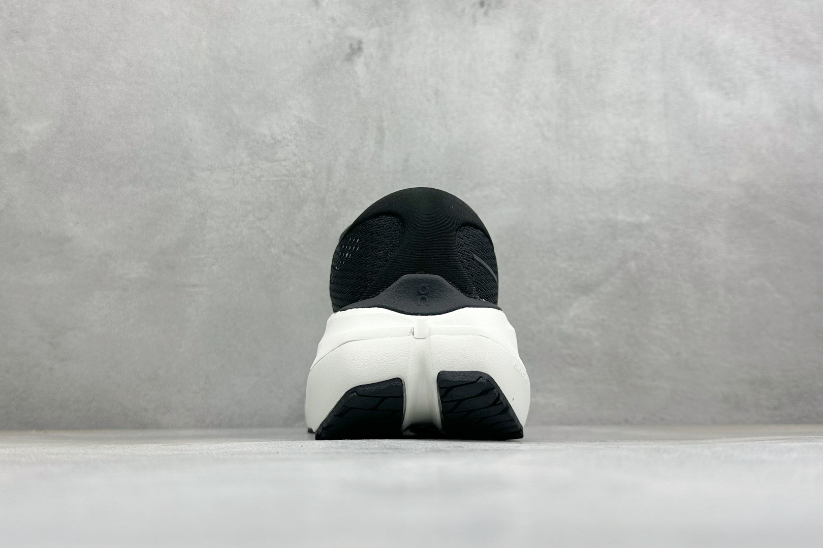 XW版CIoudrunner3 Max 昂跑 舒适轻便减震耐磨跑步鞋 采用了先进的缓震技术 能够有效减少跑步时对关节的冲 XW版CIoudrunner3 Max 昂跑 舒适轻便减震耐磨跑步鞋 采用了先进的缓震技术 能够有效减少跑步时对关节的冲