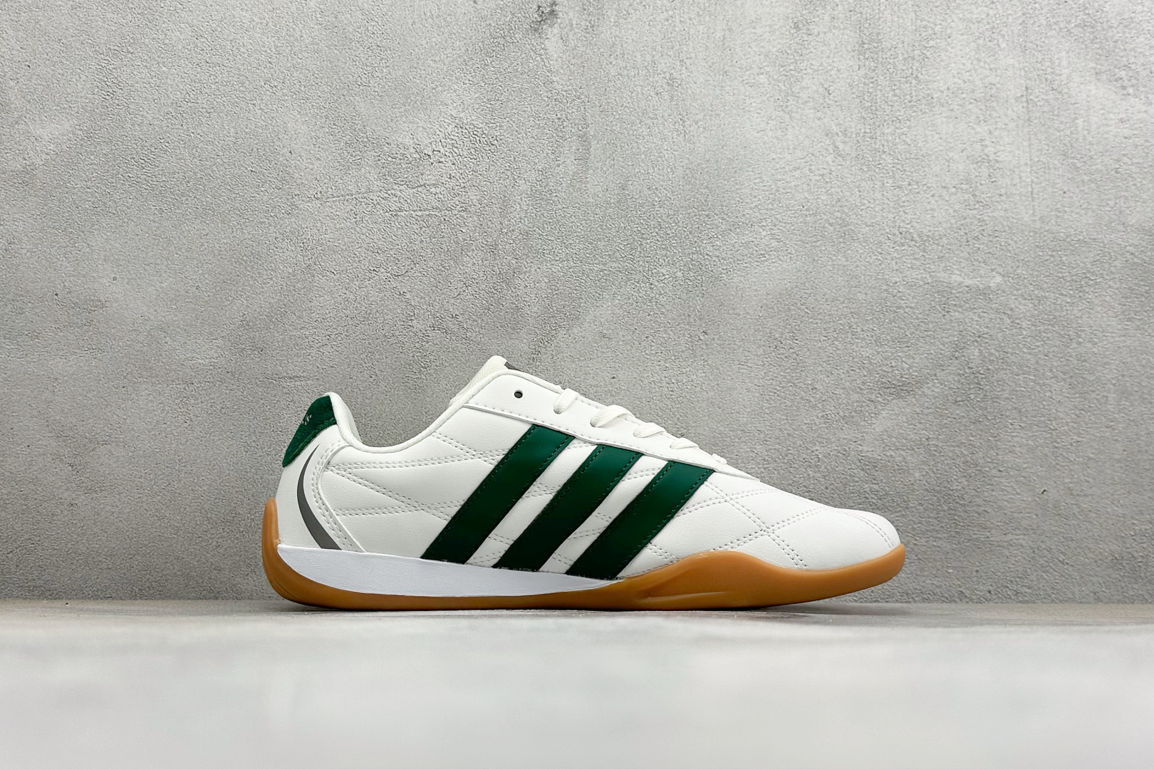 DZ版Adidas Adipista Trainers 防滑耐磨休闲鞋 货号 :HQ7403 尺码:36 36.5 37 DZ版Adidas Adipista Trainers 防滑耐磨休闲鞋 货号 :HQ7403 尺码:36 36.5 37