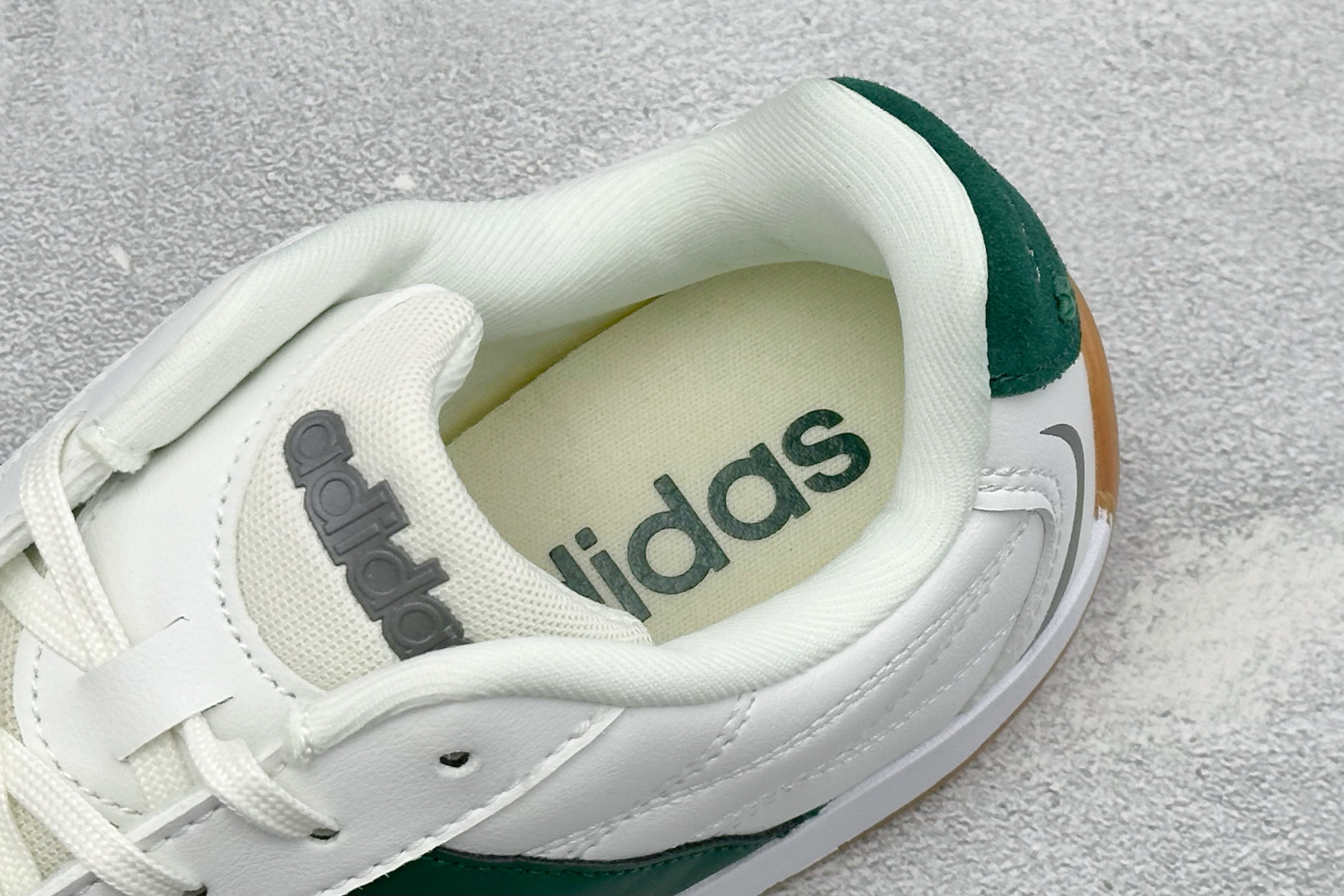 DZ版Adidas Adipista Trainers 防滑耐磨休闲鞋 货号 :HQ7403 尺码:36 36.5 37 DZ版Adidas Adipista Trainers 防滑耐磨休闲鞋 货号 :HQ7403 尺码:36 36.5 37