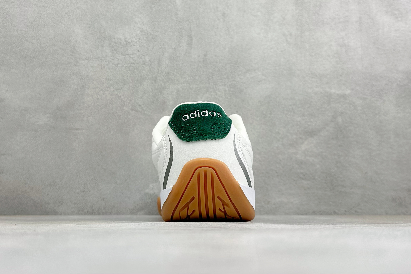 DZ版Adidas Adipista Trainers 防滑耐磨休闲鞋 货号 :HQ7403 尺码:36 36.5 37 DZ版Adidas Adipista Trainers 防滑耐磨休闲鞋 货号 :HQ7403 尺码:36 36.5 37