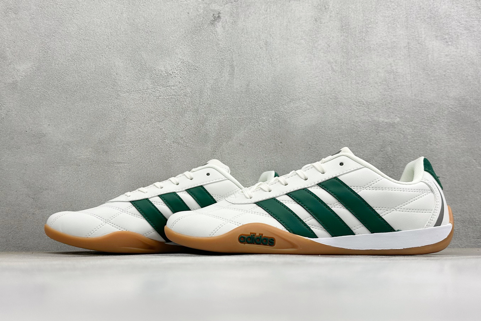 DZ版Adidas Adipista Trainers 防滑耐磨休闲鞋 货号 :HQ7403 尺码:36 36.5 37 DZ版Adidas Adipista Trainers 防滑耐磨休闲鞋 货号 :HQ7403 尺码:36 36.5 37