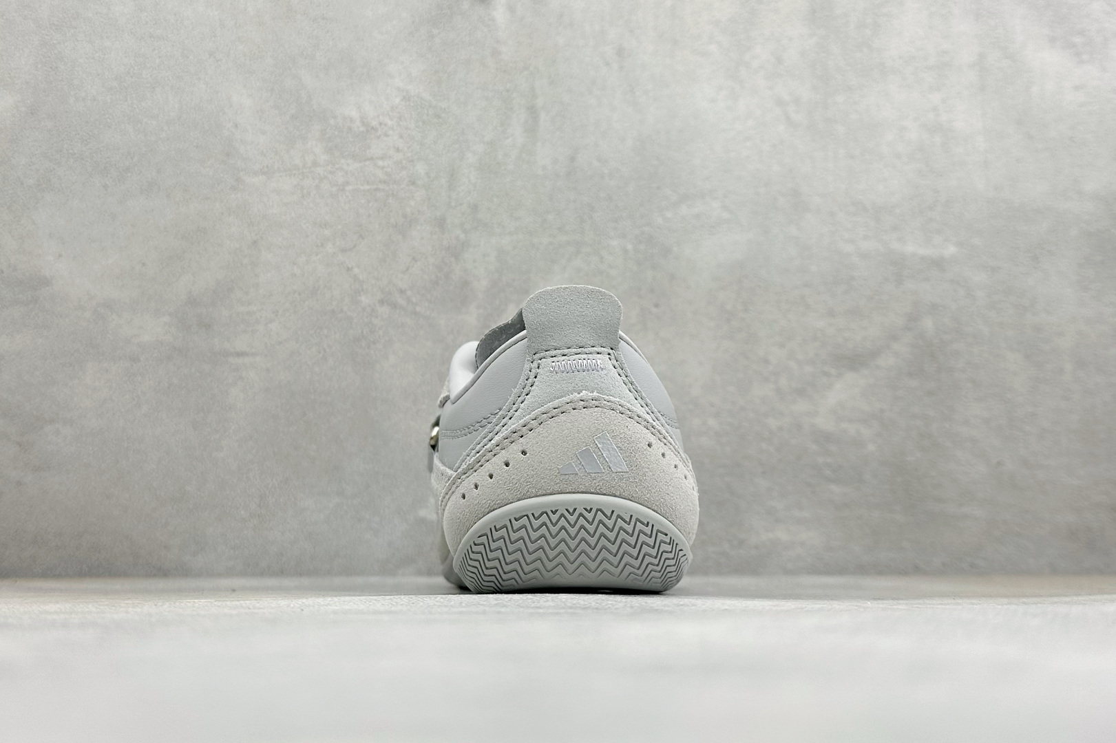 终端放店 XH版Adidas Urban Reverie 阿迪舒适时尚魔术贴防滑耐磨生活休闲鞋  货号：JQ9391 尺