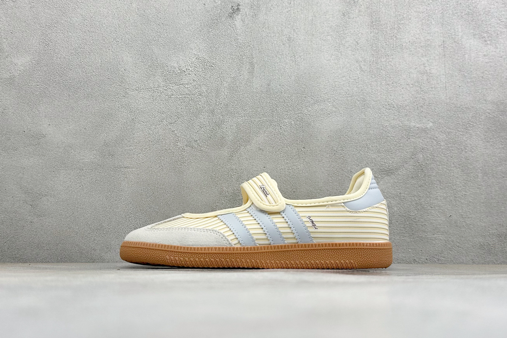 FX版Adidas三叶草SAMBA Jane W 玛丽珍鞋 该鞋款鞋面采用多种材料拼接(缝/车线) Superstar系