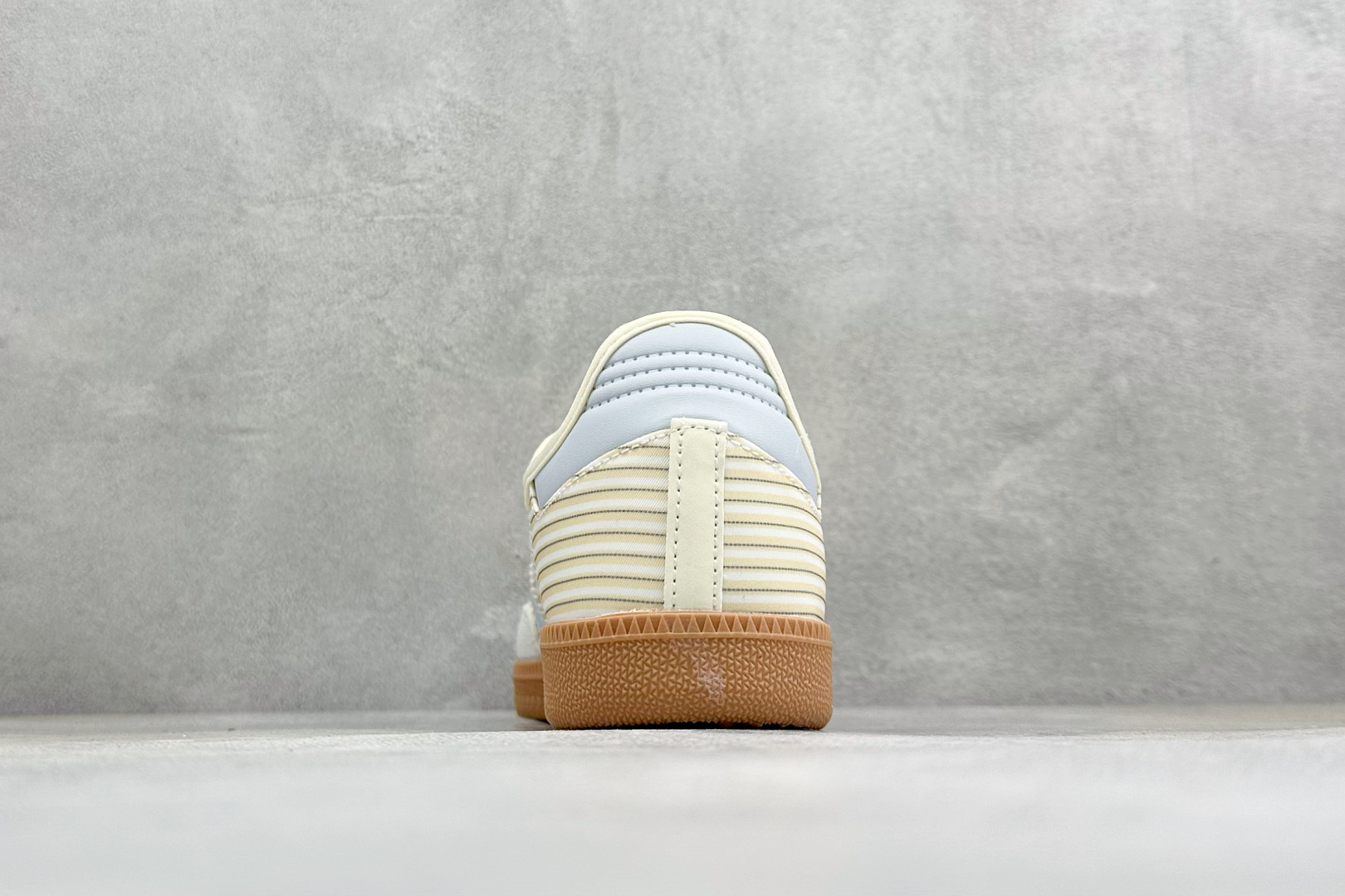 FX版Adidas三叶草SAMBA Jane W 玛丽珍鞋 该鞋款鞋面采用多种材料拼接(缝/车线) Superstar系 FX版Adidas三叶草SAMBA Jane W 玛丽珍鞋 该鞋款鞋面采用多种材料拼接(缝/车线) Superstar系