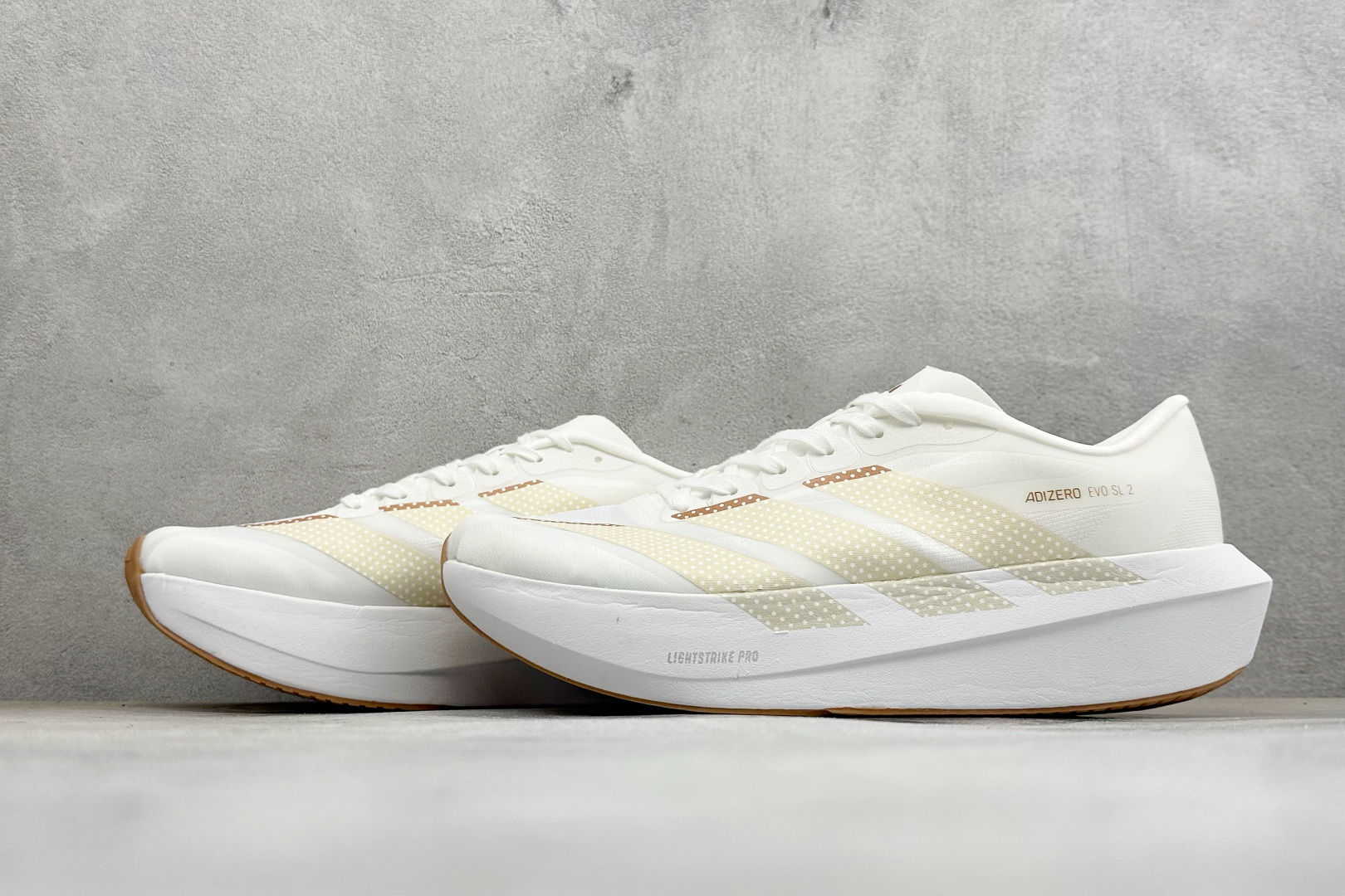 TY版AD ADIZERO EVO SL 2 阿迪超轻透气缓震跑鞋 以令人难以置信的138克重量,刷新了跑鞋轻量化的记录 TY版AD ADIZERO EVO SL 2 阿迪超轻透气缓震跑鞋 以令人难以置信的138克重量,刷新了跑鞋轻量化的记录