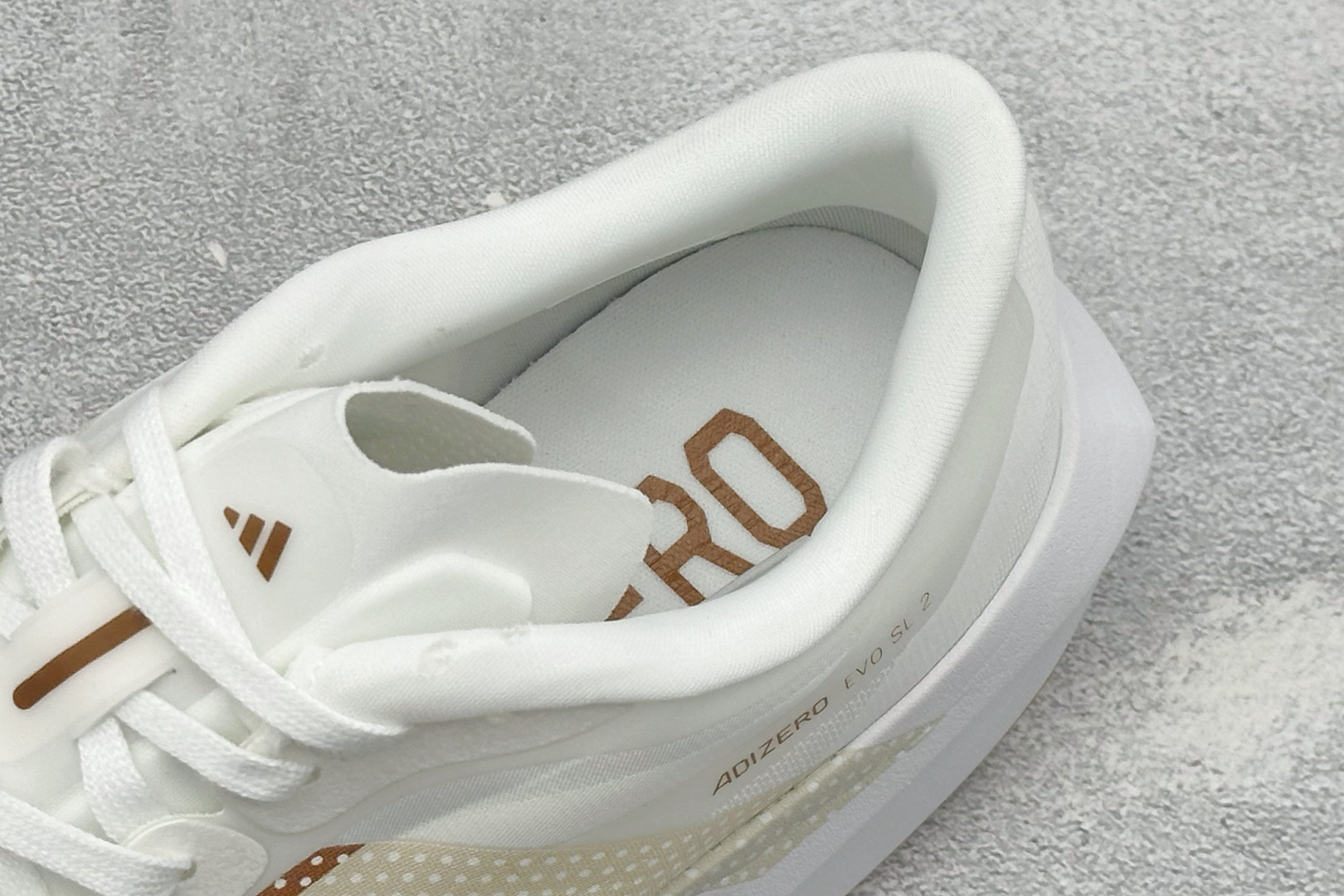 TY版AD ADIZERO EVO SL 2 阿迪超轻透气缓震跑鞋 以令人难以置信的138克重量,刷新了跑鞋轻量化的记录 TY版AD ADIZERO EVO SL 2 阿迪超轻透气缓震跑鞋 以令人难以置信的138克重量,刷新了跑鞋轻量化的记录