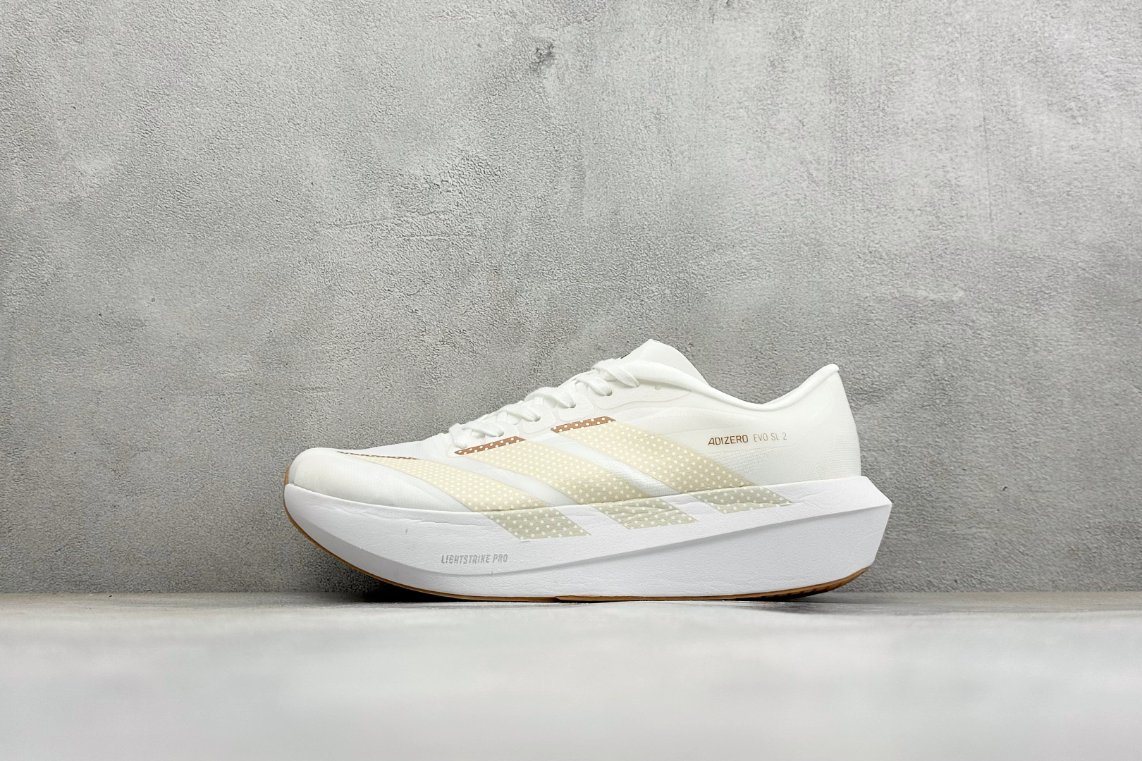 TY版AD ADIZERO EVO SL 2 阿迪超轻透气缓震跑鞋 以令人难以置信的138克重量，刷新了跑鞋轻量化的记录