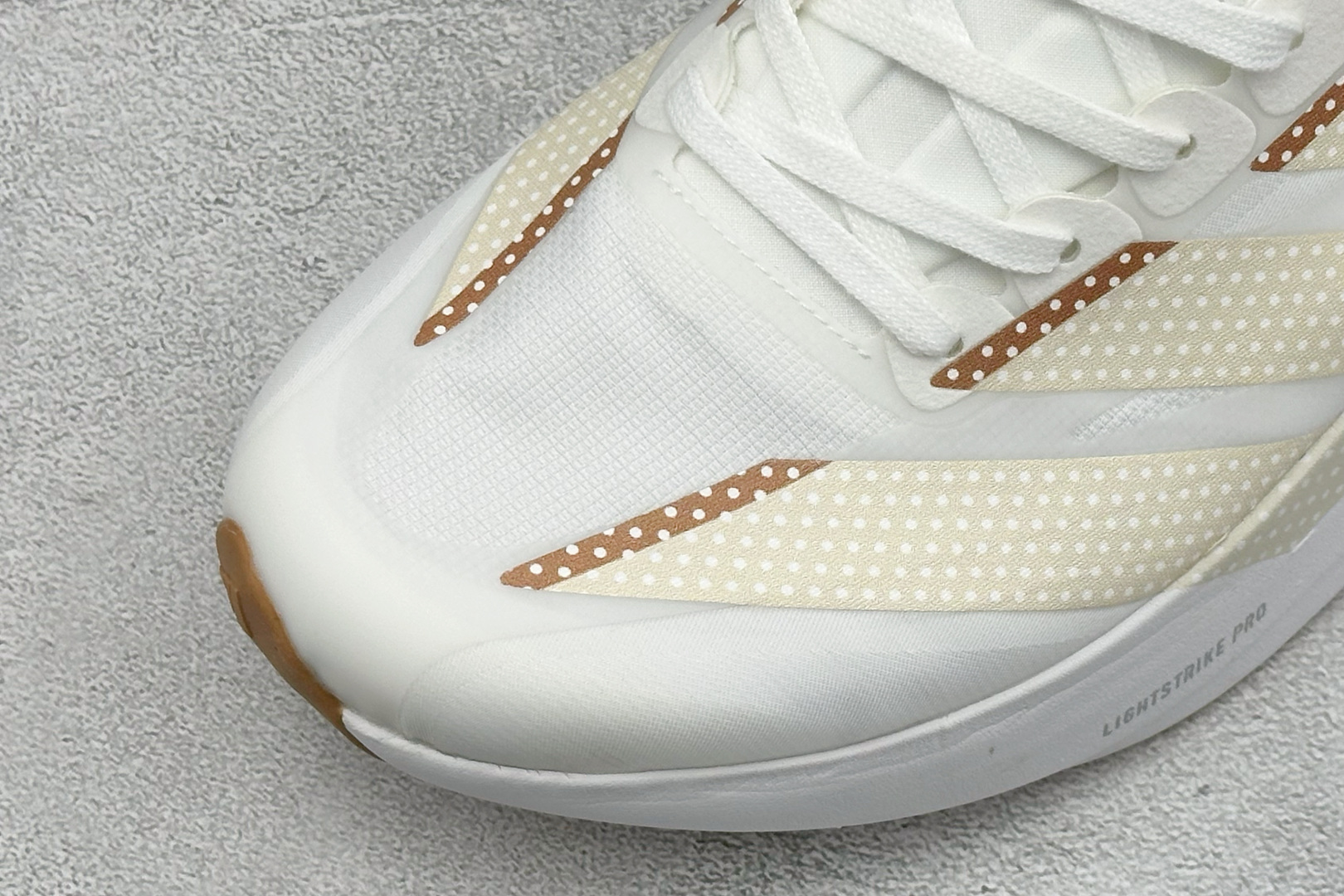 TY版AD ADIZERO EVO SL 2 阿迪超轻透气缓震跑鞋 以令人难以置信的138克重量,刷新了跑鞋轻量化的记录 TY版AD ADIZERO EVO SL 2 阿迪超轻透气缓震跑鞋 以令人难以置信的138克重量,刷新了跑鞋轻量化的记录