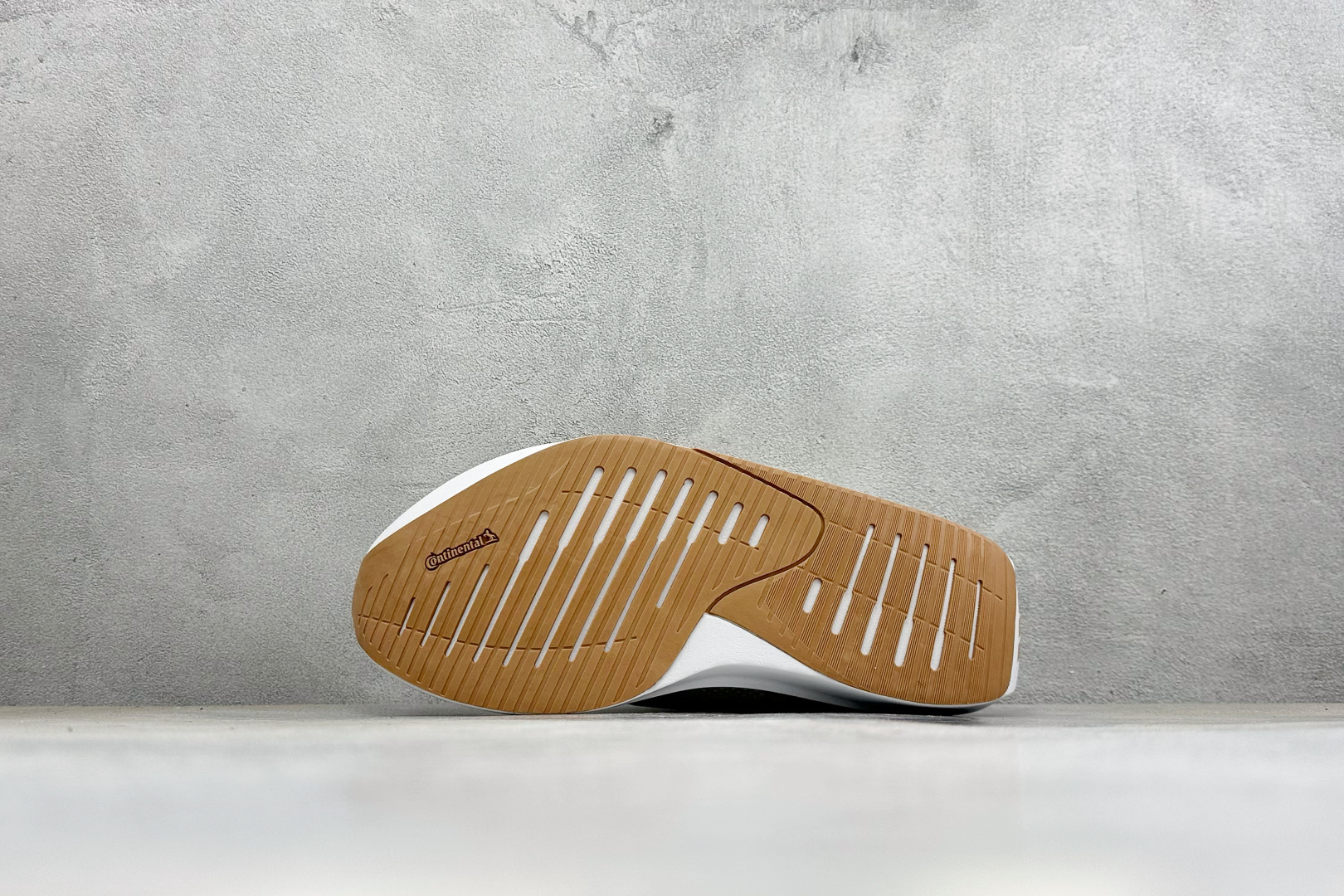 TY版AD ADIZERO EVO SL 2 阿迪超轻透气缓震跑鞋 以令人难以置信的138克重量,刷新了跑鞋轻量化的记录 TY版AD ADIZERO EVO SL 2 阿迪超轻透气缓震跑鞋 以令人难以置信的138克重量,刷新了跑鞋轻量化的记录
