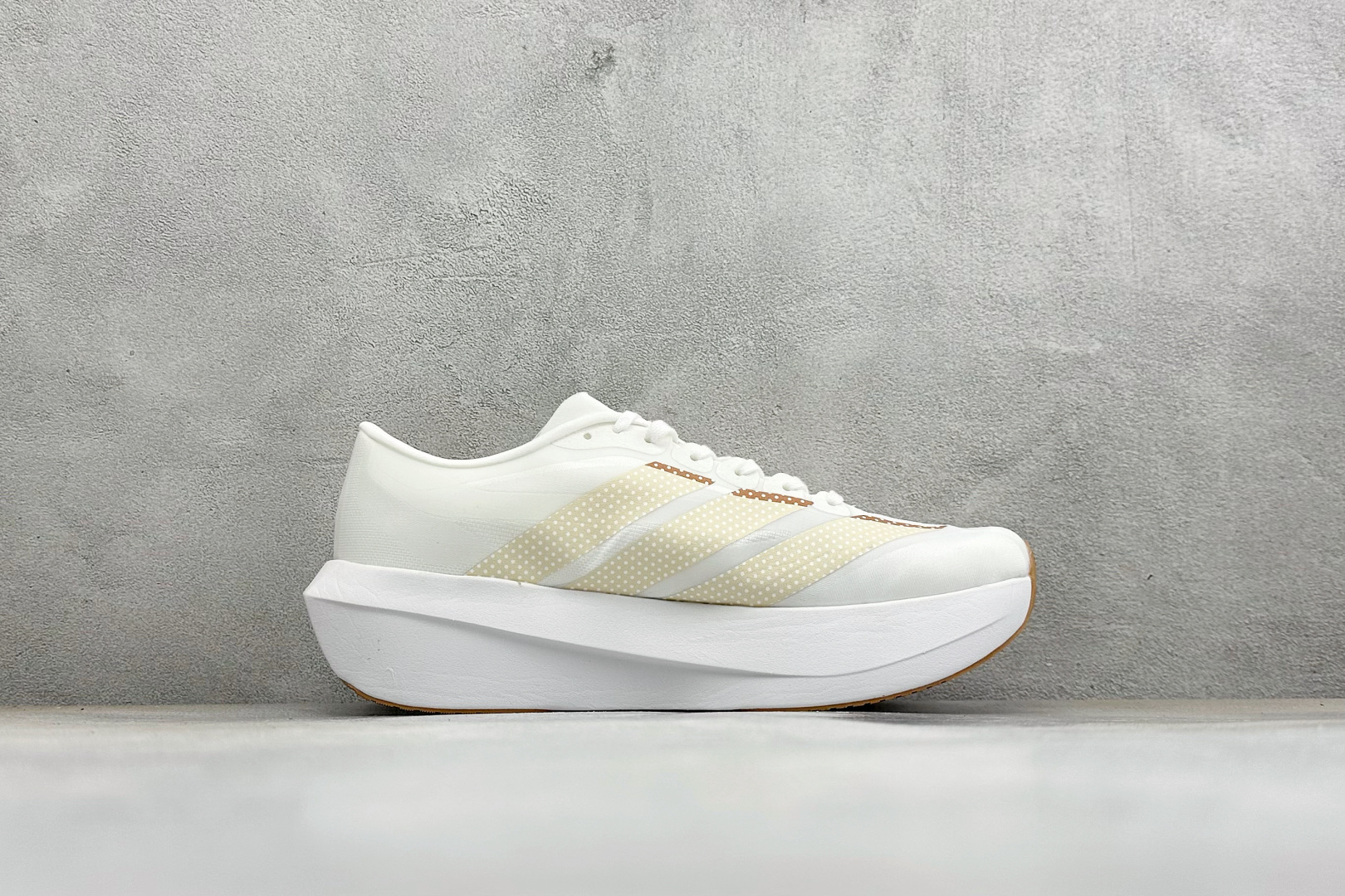 TY版AD ADIZERO EVO SL 2 阿迪超轻透气缓震跑鞋 以令人难以置信的138克重量,刷新了跑鞋轻量化的记录 TY版AD ADIZERO EVO SL 2 阿迪超轻透气缓震跑鞋 以令人难以置信的138克重量,刷新了跑鞋轻量化的记录