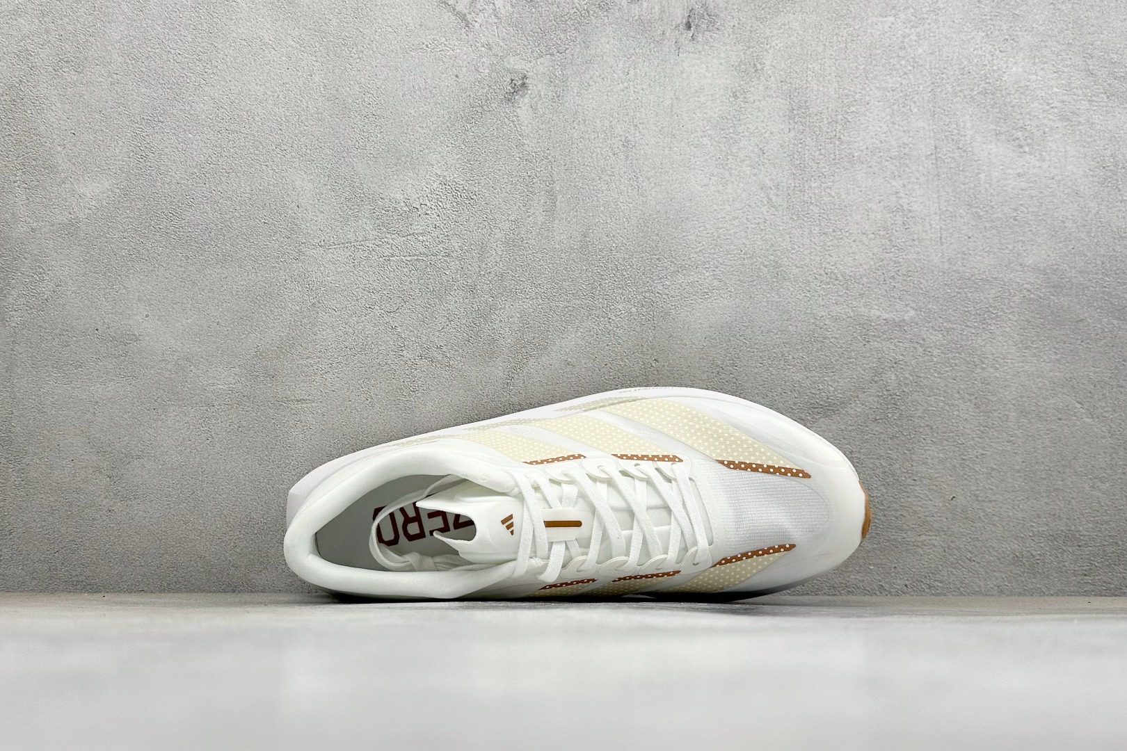 TY版AD ADIZERO EVO SL 2 阿迪超轻透气缓震跑鞋 以令人难以置信的138克重量,刷新了跑鞋轻量化的记录 TY版AD ADIZERO EVO SL 2 阿迪超轻透气缓震跑鞋 以令人难以置信的138克重量,刷新了跑鞋轻量化的记录
