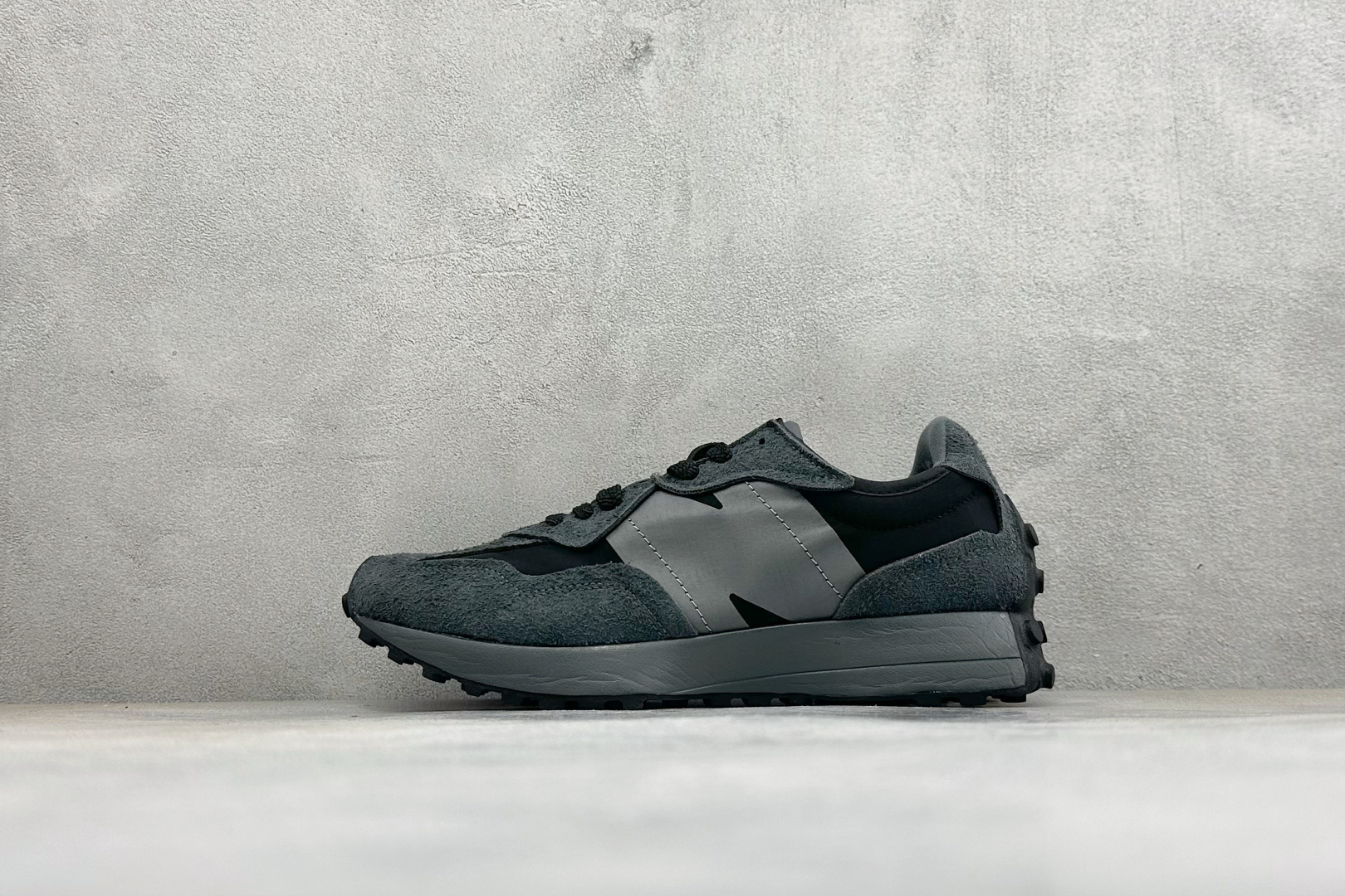 TG福利 New Balance MS327 复古休闲运动慢跑鞋 以更纯粹的复古风格设计打造的全新造型 侧身还以解构设计