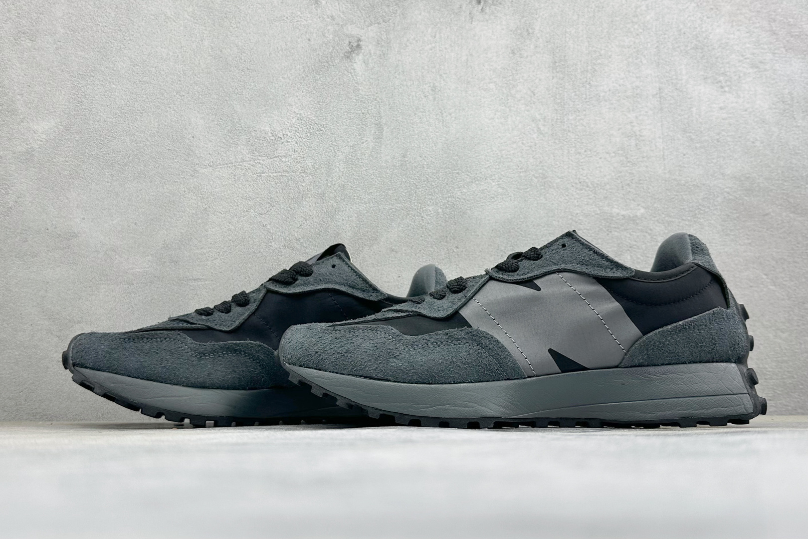 TG福利 New Balance MS327 复古休闲运动慢跑鞋 以更纯粹的复古风格设计打造的全新造型 侧身还以解构设计 TG福利 New Balance MS327 复古休闲运动慢跑鞋 以更纯粹的复古风格设计打造的全新造型 侧身还以解构设计