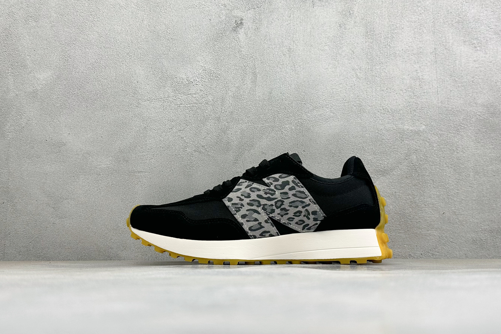 TG福利 New Balance MS327 复古休闲运动慢跑鞋 以更纯粹的复古风格设计打造的全新造型 侧身还以解构设计