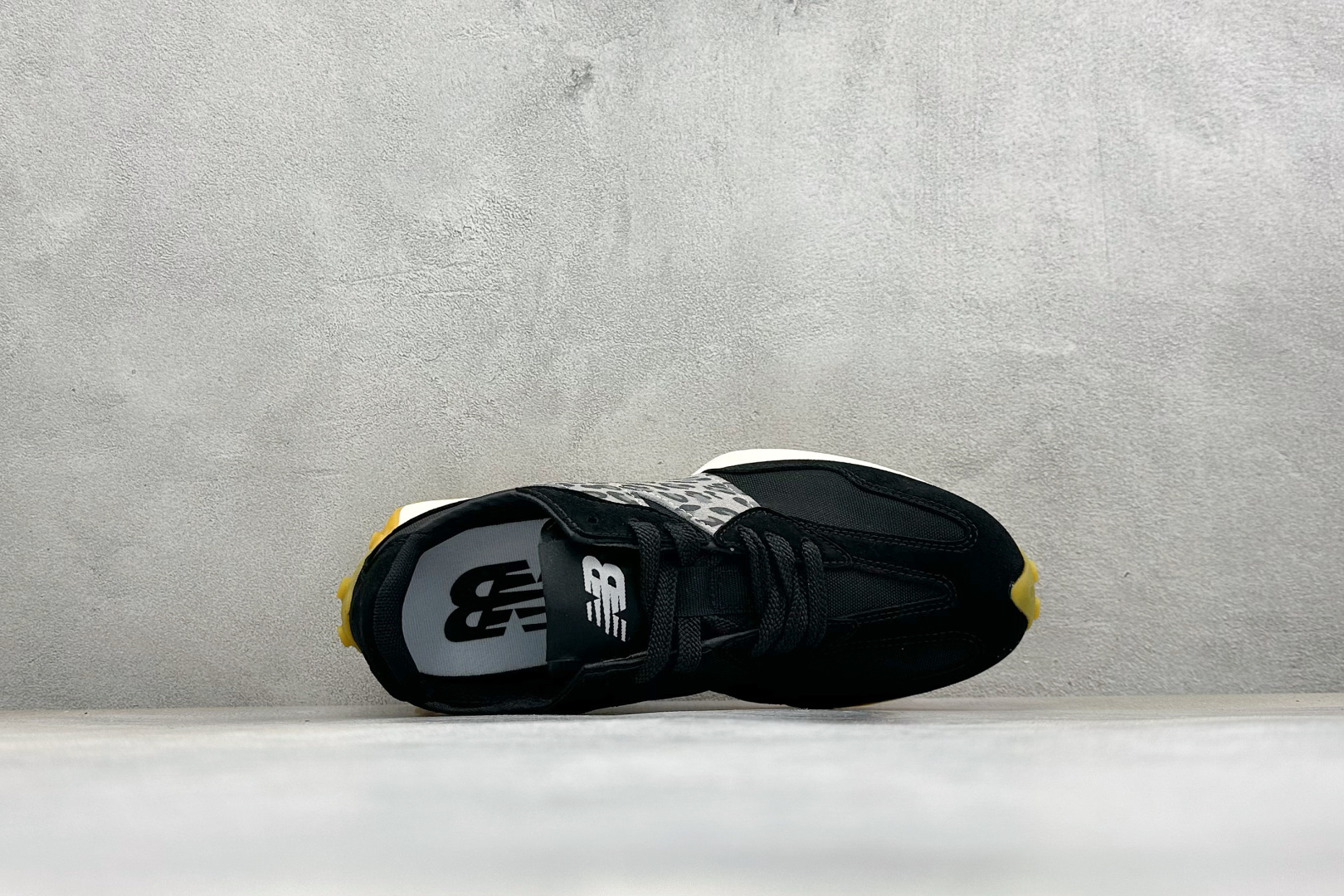 TG福利 New Balance MS327 复古休闲运动慢跑鞋 以更纯粹的复古风格设计打造的全新造型 侧身还以解构设计