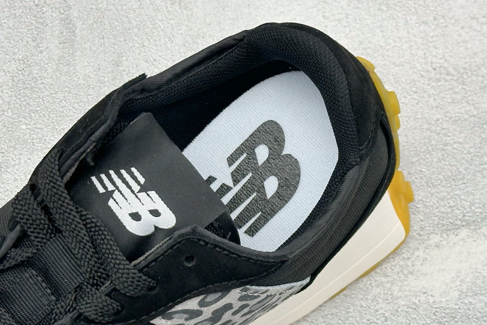TG福利 New Balance MS327 复古休闲运动慢跑鞋 以更纯粹的复古风格设计打造的全新造型 侧身还以解构设计