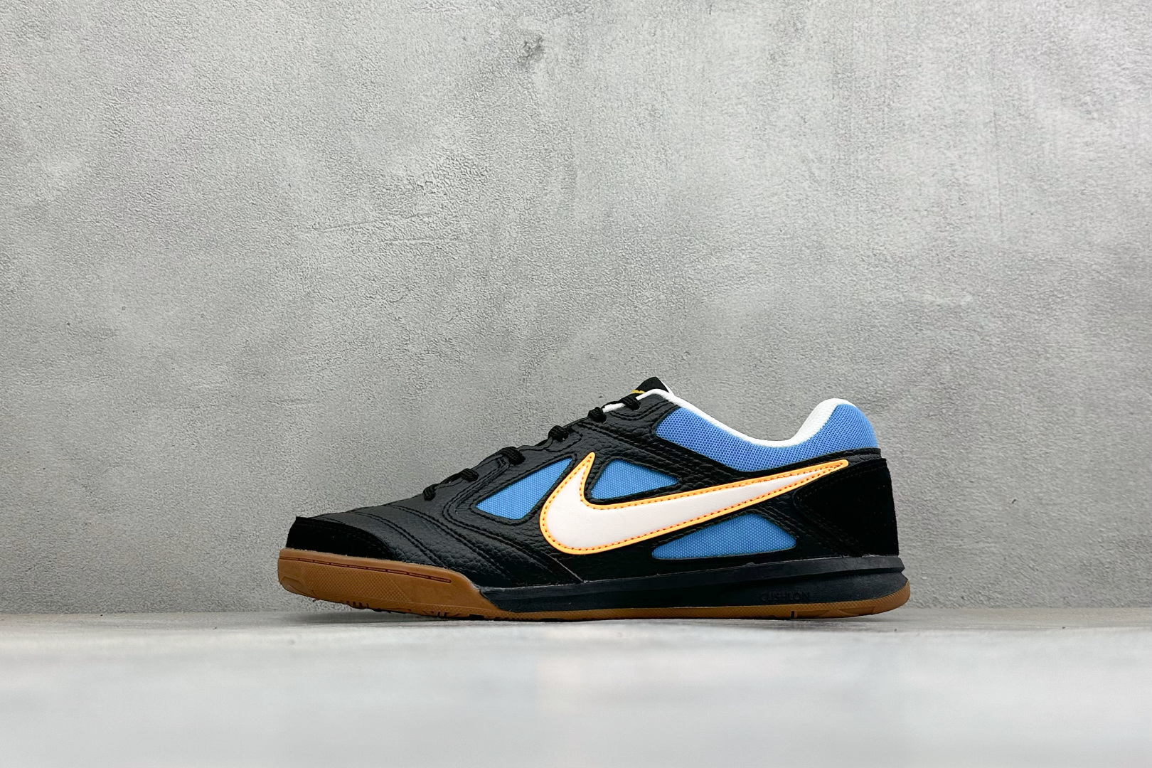 NIKE GATO 低帮生活休闲鞋 透气网布眼融入皮革，织和物合成材质覆面，营造21世初纪的畅跑美学概念。泡棉中底盈轻缓