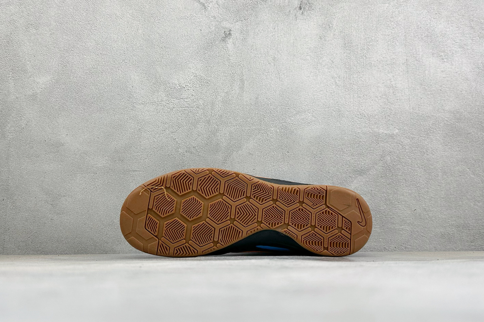 NIKE GATO 低帮生活休闲鞋 透气网布眼融入皮革，织和物合成材质覆面，营造21世初纪的畅跑美学概念。泡棉中底盈轻缓