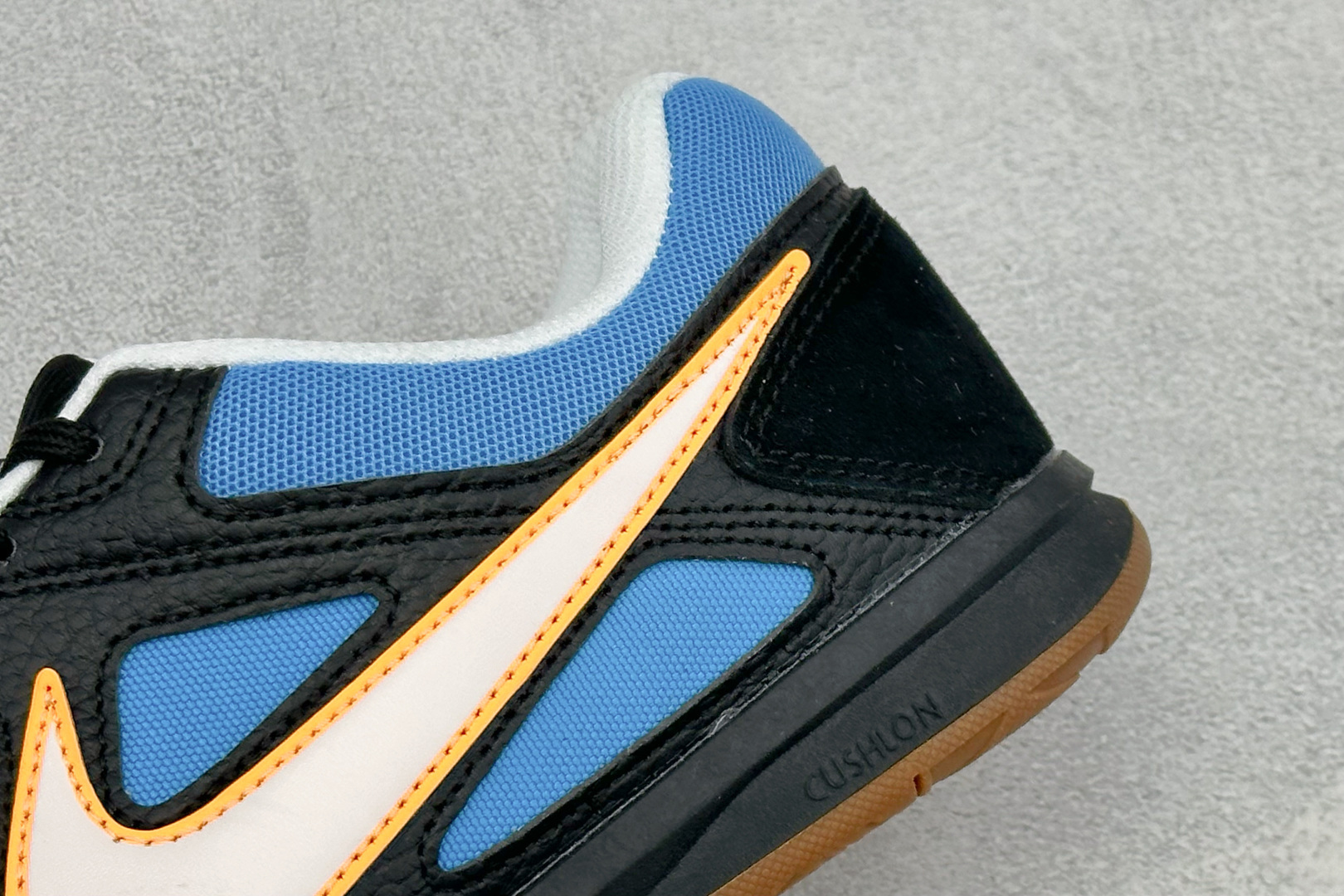 NIKE GATO 低帮生活休闲鞋 透气网布眼融入皮革，织和物合成材质覆面，营造21世初纪的畅跑美学概念。泡棉中底盈轻缓