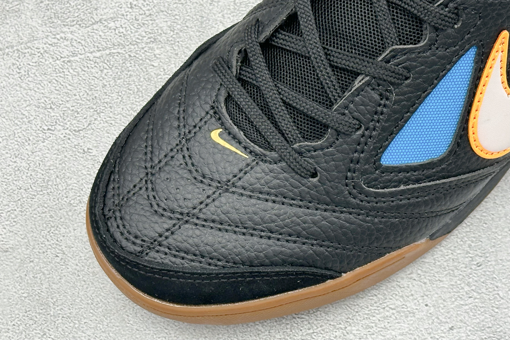 NIKE GATO 低帮生活休闲鞋 透气网布眼融入皮革，织和物合成材质覆面，营造21世初纪的畅跑美学概念。泡棉中底盈轻缓