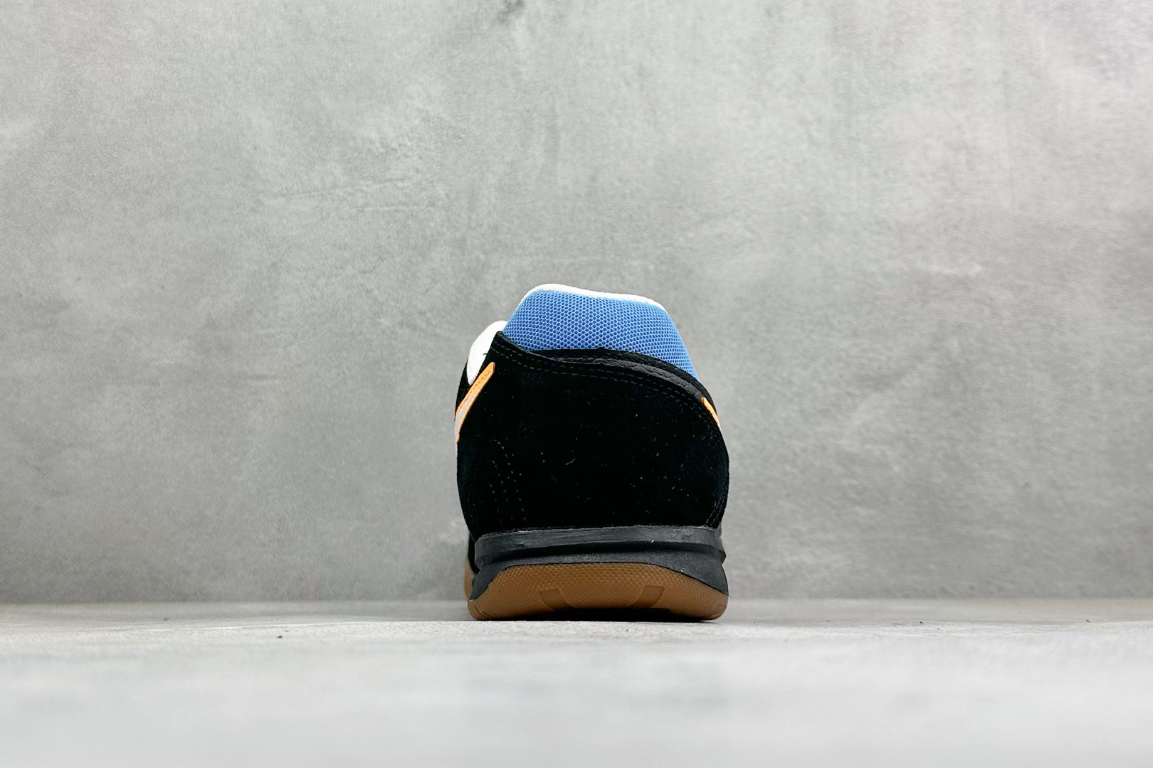NIKE GATO 低帮生活休闲鞋 透气网布眼融入皮革，织和物合成材质覆面，营造21世初纪的畅跑美学概念。泡棉中底盈轻缓